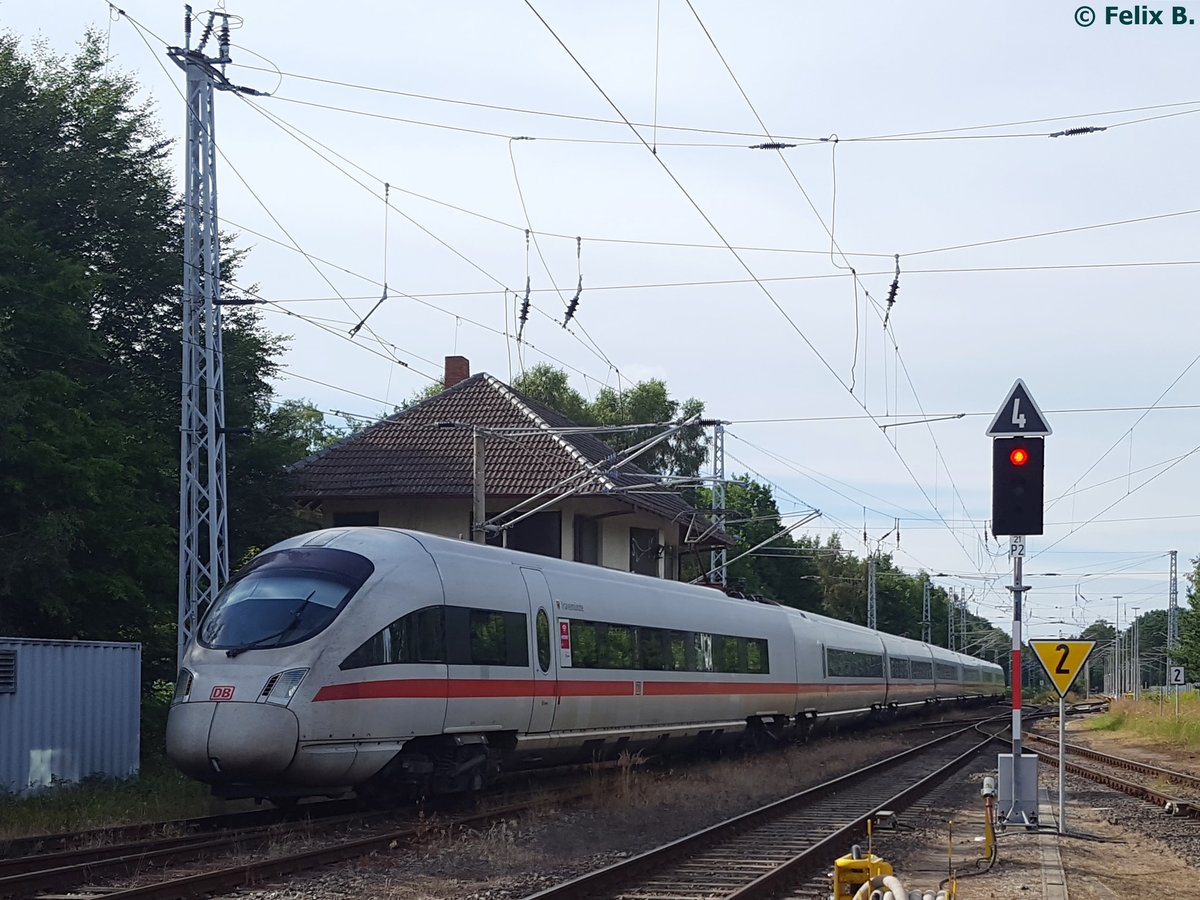 Der ICE-T  Travemünde  in Binz bei der Einfahrt in den Bahnhof.