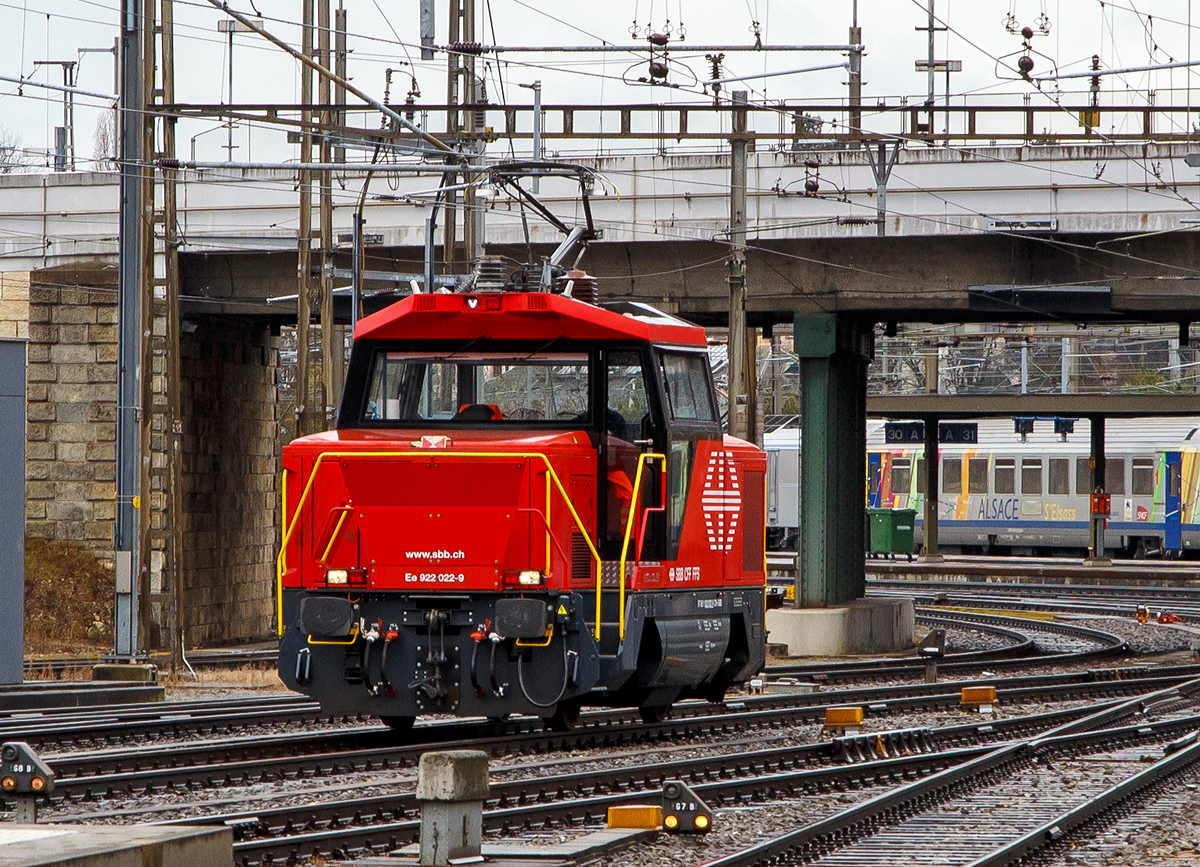 
Die Elektrische Zweifrequenz-Rangierlok Ee 922 022-9 (97 85 1 922 022-9 CH-SBB) der SBB fährt am 17.02.2017 im Bahnhof Basel SBB.

Die Schweizerische Bundesbahnen (SBB) bestellten im Dezember 2007 eine Serie von 21 Rangierlokomotiven Ee 922 bei Stadler. Die Ee 922 ist eine speziell für den Rangierdienst konzipierte elektrische Lokomotive, die auch im Streckenbetrieb eingesetzt werden kann. Sie basiert auf einer von der Stadler Winterthur AG entwickelten Fahrzeugfamilie für Traktionsbedürfnisse im Rangier- und Güterzugförderungsdienst.
Die Ee 922 zeichnet sich durch Kompaktheit, große Zugkraft und Leistung sowie optimale Sicht- und Arbeitsbedingungen für das Bedienpersonal aus.

Im Dezember 2013 bestellte die SBB vier weitere Ee 922, die 2015 von Stadler geliefert und in Genf und Zürich stationiert werden sollten. Die Ee 922 022-9 war die erste dieser Serie und wurde 2015 von Stadler gebaut.

Die Ee 922 verfügt über IGBT-Stromrichter und daher über zahlreiche Funktionen, welche eher von Regionaltriebzügen, als von Rangierfahrzeugen bekannt sind. Beispielsweise ist eine Rückspeisung für Bremsenergie in die Fahrleitung oder eine Vielfachsteuerung vorhanden. Auch die Höchstgeschwindigkeit von 100 km/h ist für eine Rangierlokomotive recht hoch - und übertrifft bei weitem die üblichen 45 bis 50 km/h der Ee 3/3. Die hohe  Höchstgeschwindigkeit befähigt die Ee 922, zusammen mit der Vielfachsteuerung, auch für kleinere Streckeneinsätze wie beispielsweise Überführungsfahrten. Die Lokomotive wurde vom Hersteller (Stadler)  für eine Höchstgeschwindigkeit von 120 km/h ausgelegt, um die Möglichkeit für einen Zweitauftrag offen zu halten. Konstruktiv ist die Lokomotive für ein Gesamtgewicht von 45 Tonnen ausgelegt. Ihr übliches Gewicht beträgt 44 Tonnen, kann aber auf 40 Tonnen herabgesetzt werden. Die Gewichtsdifferenz wird von zwei Ballastkörper mit je zwei Tonnen Gewicht erzeugt. Sie befinden sich seitlich an der Lokomotive und können mit einem Gabelstapler entfernt werden. Dies ist notwendig, da noch nicht alle Abstellgleise für 22,5 Tonnen Achslast (Streckenklasse D), sondern oft nur für 20 Tonnen Achslast (Streckenklasse  C) zugelassen sind.

Die äußeren Konturen entsprechen den Lichtraumprofilvorgaben nach UIC 505-1, und im Unterbereich den Vorgaben nach AB-EBV U3. Damit erfüllt die Lokomotive mit ihrer Bodenfreiheit vom 100 mm im Radbereich die Lichtraumprofil-Vorgaben für alle europäischen Hauptstrecken. Die Einstiegtüren ins Führerhaus befinden sich auf den Stirnseiten, um einen direkten Zugang zu den Rangiererbühnen zu ermöglichen, dafür sind die Vorbauten jeweils seitlich versetzt. Das klimatisierte Führerhaus ist für eine optimale Sicht großzügig verglast, die vorspringenden Vordächer schützen vor Sonneneinstrahlung sowie vor der Berührung spannungsführender Teile der Dachausrüstung.

Der elektrische Teil entspricht technisch weitgehend dem Stadler Flirt und dem neueren GTW. Er ist aber nicht baugleich, sondern musste aus Platzgründen an ein anderes Gehäuse angepasst werden. 

Die Ee 922 besitzt ein Schwingungstilgungssystem. Gerade ein zweiachsiges Eisenbahnfahrzeug mit geringem Achsstand neigt zu Schlingerbewegungen, da so gut wie keine Dämpfungen eingebaut werden können. 


Technische Daten:
Gebaute Stückzahl: 25
Spurweite: 1.435 mm (Normalspur)
Achsanordnung: Bo
Speisespannung: 15kV / 16.7Hz und 25kV / 50Hz
Anzahl Fahrmotoren: 2 
Länge über Puffer: 8.800 mm
Fahrzeugbreite: 3.100 mm
Fahrzeughöhe: 4.306 mm
Dienstgewicht: 40 t / 44 t (umrüstbar, je nach Streckenklasse)
Achsabstand: 4.000 mm
Max Leistung am Rad: 750 kW (1.020 PS)
Dauerleistung:  600 kW
Anfahrzugkraft: 120 kN
Höchstgeschwindigkeit: 40 km/h im Rangiergang; 100 km/h (Auslegung 120 km/h)
Treibraddurchmesser:  1.100 mm (neu)
Stromsystem:  15 kV 16,7 Hz und 25 kV 50 Hz
Lokbremse:  Druckluftbremse, Federspeicher, elektrische Bremse
Zugbremse:  automatische Druckluftbremse
Zugheizung:  ZZS 1000 V 800 A
