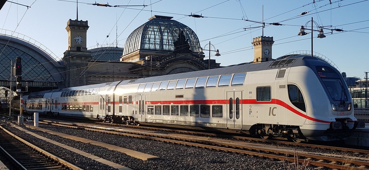 Ein IC2 bei der Ausfahrt aus dem Dresdner Hauptbahnhof.