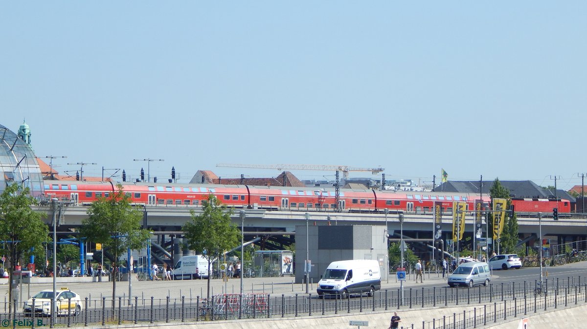 Ein Regionalexpress mit Doppelstockwagen verlässt den Berliner Hauptbahnhof.