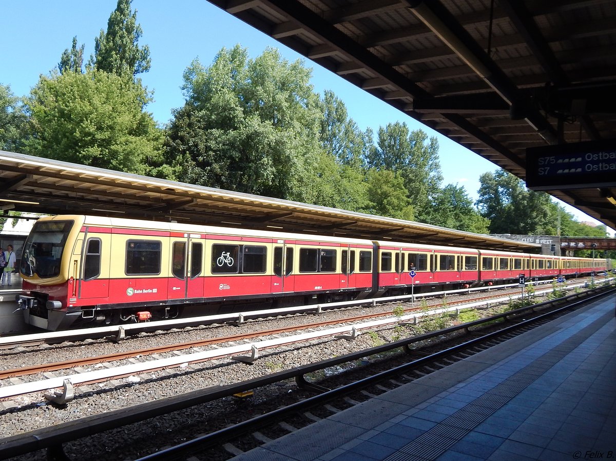 Eine Berliner S-Bahn am Berliner Westkreuz.