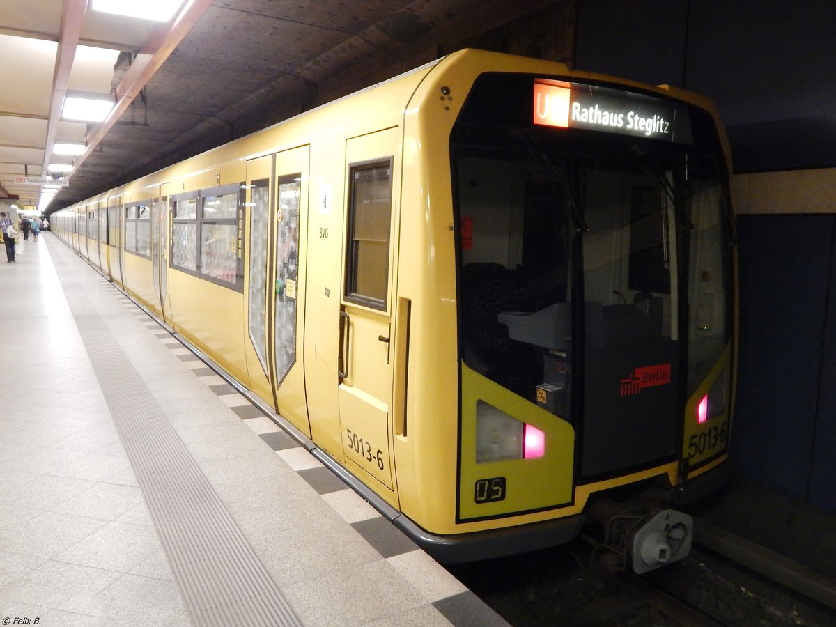 U-Bahn der BVG Nr. 5013-6 im U-Bahnhof Walther-Schreiber-Platz.