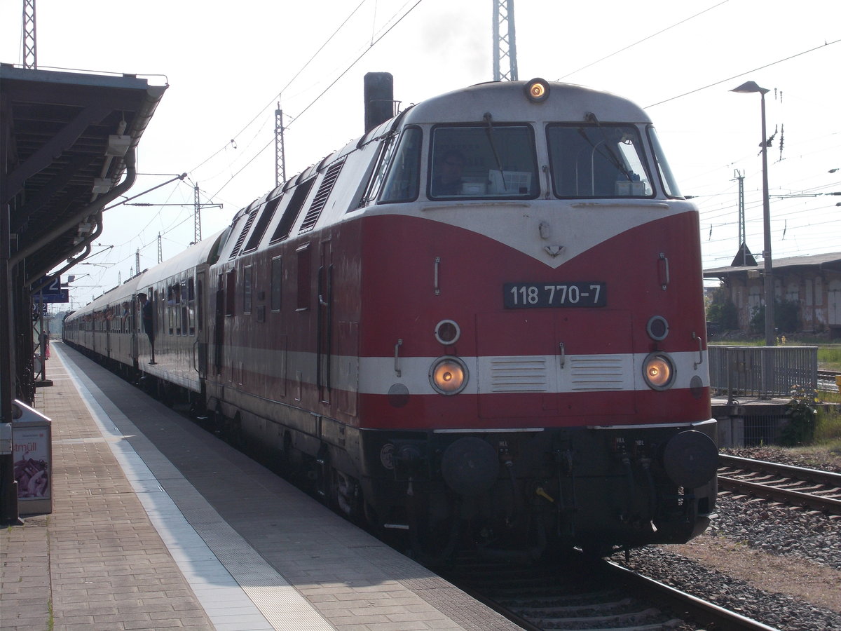 Von Putbus bis Bergen/Rügen kam,am 21.Mai 2016,die 118 770 im Sonderzug Putbus-Leipzig zum Einsatz.Aufnahme in Bergen/Rügen.