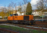 br-277-mak-g-1700-bb-4/718258/die-ksw-46-bzw-277-807-4 
Die KSW 46 bzw. 277 807-4 (92 80 1277 807-4 D-KSW) eine Vossloh G 1700-2 BB der Kreisbahn Siegen-Wittgenstein am 04.11.2020 bei Rangierfahrt in Kreuztal.

Die Lok ist G 1700-2 BB (eingestellt als 92 80 1277 807-4 D-KSW), sie wurde 2008 von Vossloh in Kiel unter der Fabrik-Nr. 5001680 gebaut und an die KSW geliefert.

Die Vossloh Lokomotive MaK G 1700-2 BB ist eine dieselhydraulische Lokomotive mit der Achsfolge B’B’. Ein Jahr nach der Auslieferung der G 1700 BB wurde auf der Innotrans 2002 in Berlin eine weitere Lokomotive mit dieser Typenbezeichnung vorgestellt. Zur besseren Unterscheidung von dieser erhielt sie die interne Bezeichnung G 1700-2 BB.

Bei der G 1700-2 BB handelte es sich um eine neuentwickelte Lokomotive. Ihr Herzstück bildete der aus der G 1206 bereits bekannte Dieselmotor von Caterpillar, jedoch in einer Version mit längerem Hub und einer auf 1.700 kW gesteigerten Leistung. Um die höhere Motorleistung für die Traktion nutzen zu können, war die Verwendung des Getriebes L 620 reU2 (wie bei der G 2000 BB) von Voith notwendig. Im Gegensatz zu dem bei der G 1206 verwendeten Turbowendegetriebe besitzt es nur zwei Wandler und eine mechanische Schaltstufe für den Richtungswechsel, kann aber eine höhere Leistung vom Motor aufnehmen.

Um diese Maschinenanlage herum wurde eine weitgehend neue Lokomotive konstruiert. Von der G 800 BB wurden die neuen Einheitsdrehgestelle und das geräumige Führerhaus übernommen. Der Rahmen ist eine gewichtsoptimierte Schweißkonstruktion. Darüber hinaus gab es zahlreiche kleinere Weiterentwicklungen. Die Elektrik der Maschine wurde weitgehend in einem im hinteren Vorbau untergebrachten E-Modul im hinteren Vorbau untergebracht. Dieser beherbergt darüber hinaus wie gewohnt die Druckluftausrüstung, in der ein Schraubenkompressor, anstelle der bisher üblichen Kolbenkompressoren verwendet wird. Äußerlich unterscheidet sich die G 1700-2 BB von ihren Vorgängertypen insbesondere durch die abgeschrägten Hauben und die freistehend auf den Umläufen angebrachten unteren Stirnleuchten.

Seit 2003 wurde die G 1700-2 BB an verschiedene Privatbahnen in Deutschland und Österreich, sowie an Leasingunternehmen geliefert. Die Maschinen weichen dabei in einigen Details voneinander ab. Neben Ausstattungsunterschieden betrifft dies insbesondere die Dienstmasse, die von 80 bis 88 t variiert. 

TECHNISCHE DATEN der KSW 46:
Spurweite:  1.435 mm
Achsfolge:  B´B´  
Länge über Puffer: 15.200 mm 
Drehzapfenabstand:  7.700 mm 
Achsabstand im Drehgestell:  2.400 mm 
größte Breite:  3.080 mm
größte Höhe über Schienenoberkante:  4.220 mm
Raddurchmesser: 1.000 mm (neu)
kleinster befahrbarer Gleisbogen:  60 m
Dienstgewicht  88 t 
Kraftstoffvorrat  4.400 l
Motor:  Caterpillar-12-Zylinder-Dieselmotor, vom Typ   3512B-HD
Leistung:  1.700 kW bei 1800 U/min
Getriebe:  Voith L 620 reU2
Höchstgeschwindigkeit : 100 km/h 
gebaute Stückzahl  31
