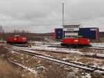 private-rangierloks/502168/347-096-und-347-945von-baltic 347 096 und 347 945,von Baltic Port Rail Mukran,am 07.Februar 2015,vor dem Breitspurstellwerk in Mukran.Die Dritte 347:079 war zum Zeitpunkt der Aufnahme in der Werkstatt.