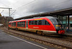 br-642/686589/mit-dem-fahrplanwechsel-am-15-dezember 
Mit dem Fahrplanwechsel am 15. Dezember 2019 kommen nun auch Siemens Desiro´s nach Betzdorf (Sieg)....
Der VT 642 545 / 642 045 (95 80 0642 545-7 D-DB ABp / 95 80 0642 045-8 D-DB Bpd), ein Siemens Desiro Classic der Kurhessenbahn, steht als RB 94 „Obere Lahntalbahn“ (Umlauf 23196/23169, Zuglauf Betzdorf - Siegen - Kreuztal - Erndtebrück - Bad Laasphe - Biedenkopf - Marburg a.d. Lahn), zur Abfahrt bereit.

Ab dem 15. Dezember 2019 werden die Universitätsstädte Marburg (Lahn) und Siegen - Betzdorf (Sieg) per Direktverbindung vernetzt, um das Angebot attraktiver zu gestalten und die Angebotsnachfrage einzuschätzen. Vorerst werden an Samstagen zwei Züge der Kurhessenbahn, Linie RB 94, in beide Richtungen von Marburg nach Betzdorf (Sieg) über Bad Laasphe, Erndtebrück, Kreuztal und Siegen durchgebunden. Die anderen Züge der Oberen Lahntalbahn (Linie RB 94) fahren zwischen Marburg (Lahn) und Bad Laasphe sowie Erndtebrück. Ein Umstieg in Erndtebrück zur Weiterfahrt nach Siegen bzw. Betzdorf entfällt mit den neuen Direktverbindungen an Samstagen.
Die Züge fahren um 8.24 und um 14.24 Uhr von Marburg nach Siegen sowie um 12.59 und um 18.59 Uhr von Siegen nach Marburg. Der Markttest ist zunächst auf zwei Jahre begrenzt.

Es gibt nur einen kleinen Nachteil, die Reise ab Betzdorf dauert fast 3 Stunden (genau 2:54), über Gießen ist man unter 2 Stunden dort, man muss dann halt nur zweimal umsteigen.



Die Baureihe 642 (Siemens Desiro Classic):

Der hier gezeigte Dieseltriebzug wurde 2000 von Siemens in Uerdingen unter den Fabriknummern 91617 und 92077 gebaut. Bis 2017 war sein BW Leipzig, nun fährt er für die Kurhessenbahn (DB Regio).


Ende der 1990er Jahre schrieb die DB eine größere Anzahl von Dieseltriebwagen aus, mit dem Ziel, den Betrieb auf Nebenbahnen wirtschaftlicher zu gestalten und dort die verbliebenen lokbespannten Züge abzulösen. Es wurden gut 500 Triebwagen, aufgeteilt in acht Baureihen, bei der Fahrzeugindustrie bestellt. Die stückzahlenmäßig größte Baureihe war der Desiro von Düwag bzw. Siemens, er wurde als Baureihe 642 in 231 Exemplaren beschafft.


Technik und Aufbau:
Der Wagenkasten ist aus selbsttragenden Aluminiumröhre in Integralbauweise konstruiert. Die Kopfteile mit den Führerständen sind als vorgefertigte GfK-Module ausgeführt, die auf das verlängerte Untergestell des Aluminiumwagenkastens aufgeklebt sind.

Der Fahrgastraum ist gegliedert in den Niederflurbereich (von einem Einstieg bis zum Sitzbereich über dem Jakobsdrehgestell) und die höher gelegenen Bereiche an jedem Wagenende. Aufgrund des vergleichsweise großen Motorraums besitzt die Baureihe 642 jedoch einen geringeren Niederfluranteil als vergleichbare Züge wie zum Beispiel Bombardier Talent oder Alstom Lint. Glaswände und -türen trennen Einstiegsräume und Übergangsbereiche voneinander ab.

Der Fahrgastraum wird durch eine Warmwasser-Umluft-Heizung, bei extremer Kälte durch Ölfeuerung geheizt. Im Sommer soll die Klimaanlage für behagliche Temperaturen sorgen, allerdings sind die Anlagen noch immer störanfällig. Pro Wagen können sechs Fenster gekippt werden.


Fahrwerke und Bremsen
Zwei angetriebene Drehgestelle, ein nicht angetriebenes Jakobsdrehgestell mit Gummiprimärfedern und niveauregulierter Luftfederung in der Sekundärstufe. Je drei Wellenbremsscheiben
je Triebdrehgestell, zwei Radbremsscheiben je Radsatz im Jakobsdrehgestell. Magnetschienenbremse in den Triebdrehgestellen. Mikroprozessorgesteuerter Gleit- und Schleuderschutz. Die Triebwagen sind mit einer direkten elektropneumatischen Bremse (ep-Bremse) und einer indirekten mehrlösigen Druckluftbremse als Rückfallebene ausgestattet. Mit dem Retarder wird bei Nutzung der ep-Bremse zudem hydrodynamisch gebremst. Als Feststellbremse sind Federspeicherbremsen vorhanden. Die Magnetschienenbremse kommt bei Zwangs- und Schnellbremsungen zum Einsatz, bei Notbremsungen jedoch bleibt sie unwirksam. Zudem kann sie vom Triebfahrzeugführer über einen Kippschalter zugeschaltet werden.

Antrieb
Der Triebzug wir von zwei MTU 6-Zylinder-Dieselmotor mit Abgasturboaufladung, Ladeluftkühlung mit jeweils 275 kW / 374 PS Leistung (Euro II) bei 1900 U/min angetrieben. (Bei anderen Kunden und Ausführungen auch 315, 335 oder 360 kW, sowie Motoren von MAN)
Diese befinden sich jeweils unter dem Hochflurbereich zwischen dem angetriebenen Drehgestell und dem Niederflurbereich. Ihr Drehmoment wird über ein hydromechanisches Fünfgang-Automatikgetriebe mit Anfahrwandler und integriertem Retarder auf das äußere Drehgestell übertragen.

Technische Daten (DB Regio Version) : 
Spurweite:  1.435 mm (Normalspur)
Achsformel:  B´2´B´
Länge über Kupplung:  41.700 mm
Drehzapfenabstand: 2 x 16.000 mm
Achsabstand im Drehgestell: 1.900 / 2.650 /1.900 mm
Lauf- und Treibraddurchmesser: 770 mm (neu) / 710 mm (abgenutzt)
Breite:  2.830 mm
Größte Höhe: 3.819 mm
Fußbodenhöhen: 1.250 mm (Hochflur) / 575 mm (Niederflurbereich)
Eigengewichtgewicht: 68,2 t
Zul. Gesamtgewicht:  88,7 t
Höchstgeschwindigkeit:  120 km/h
Motoren: zwei MTU 6-Zylinder-Dieselmotor 
Leistung: 2 x 315 kW 
Kraftübertragung: mechanisch (5-Gang-Automatikgetriebe mit hydraulischen Anfahrwandler)
Kraftstoffvorrat:  2 x 600 l
Heizölvorrat:  2 x 150 l
Max. Anfahrbeschleunigung: 1,1 m/s²
Max. Bremsverzögerung: Betriebsbremse 0,9 m/s² / Gefahrbremse 1,15 m/s²
Sitzplätze: 12 (1.Klasse) 109 (2.Klasse, davon 13 Klappsitze)
Stehplätze:  90
Scharfenberg Kupplung:  Typ 10

