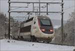 TGV-Lyria 4418 auf dem Weg nach Zürich als TGV 9213, währendem einige Schneewolken für eine dunkle Stimmung sorgen. Gelterkinden, Januar 2017. An der TGV-Lyria ist die SBB zu 26% beteiligt. Dieser Zug jedoch befindet sich im Besitz der SNCF. 