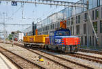 eem-923/719712/die-sbb-cargo-eem-923-013-7 
Die SBB Cargo Eem 923 013-7 'Le Moléson' (Eem 97 85 1 923 013-7 CH-SBB C) fährt am 18.05.2018 mit einem Slps-x Flachwagen mit drei ACTS Abrollcontainer durch den Bahnhof Neuchâtel.

Die Zweifrequenz-Hybridlokomotive BUTLER wurde 2013 von Stadler Winterthur unter der Fabriknummer L-11000/013 gebaut. 
