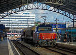 eem-923/719762/die-sbb-cargo-eem-923-010-3 
Die SBB Cargo Eem 923 010-3 'Suhrerchopf' (Eem 97 85 1 923 010-3 CH-SBB C) fährt am 18.05.2018 mit zwei Schüttgutwagen durch den Bahnhof Lausanne.

Die Zweifrequenz-Hybridlokomotive BUTLER wurde 2012 von Stadler Winterthur unter der Fabriknummer  L-11000/010 gebaut. 