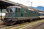 re-44-ii-re-420421/674659/die-gruene-sbb-re-44-ii 
Die grüne SBB Re 4/4 II – 11161 (2. Serie) bzw. SBB 420 161-2 (91 85 4 420 161-2 CH-SBB) mit einem Einheitswagen I-Pendel (EW I), Regionalzug nach Brig, am 15.09.2019 im Bahnhof Domodossola.

Die Re 4/4II ist eine vierachsige, viermotorige Lokomotive auf zwei Drehgestellen. Die Radsätze sind über Schraubenfedern am Drehgestellrahmen abgestützt. Das Drehgestell ist sekundär mit Schraubenfedern (ursprünglich Gummifedern) tief angehängt am Lokomotivkasten abgestützt. Die Zugkraftübertragung erfolgt über Tiefzugstangen von den Drehgestellen an den Lokomotivkasten.

Um einen besseren Kurveneinlauf des nachlaufenden Drehgestells zu ermöglichen, wurde zwischen den zwei Drehgestellen eine elastische Querkupplung eingebaut.

Diese Lokomotiven der zweiten Bauserie (11156–11349 und 11371–11397) haben zwei Einholmstromabnehmer und sind mit 15.410 mm (bei gleichem Drehgestellabstand) einen halben Meter länger als die Lokomotiven der 1. Serie. Die Stirnwände der Lokomotiven der 2. Serie sind etwas stärker geneigt als diejenigen der 1. Serie.

TECHNISCHE DATEN (2.Serie):
Spurweite:  1.435 mm (Normalspur)
Achsfolge:  Bo'Bo'
Hersteller: SLM / BBC / MFO / SAAS 
Dienstgewicht: 84 t (mit Klimaanlage)
Länge über Puffer: 15.410mm 
Drehzapfenabstand:  7.900 mm
Achsabstand im Drehgestell: 2.800 mm
Treibraddurchmesser:  1.235 mm
Breite:  2.970 mm
Höhe:  4.500 mm
Leistung: 4.700 kW (6.320 PS)
Stundenzugkraft: 167 kN
Anfahrzugkraft: 255 kN
Höchstgeschwindigkeit: 140 km/h
Stromsystem:  15 kV, 16,7 Hz AC