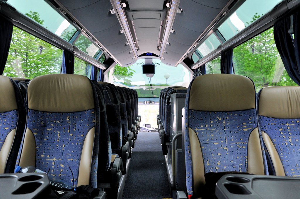 Blick von hinten nach vorne im neuen NEOPLAN STARLINER vom Reiseb�ro H�SSINGER aus Wien und St.P�lten/�sterreich im April 2013 in Krems.
