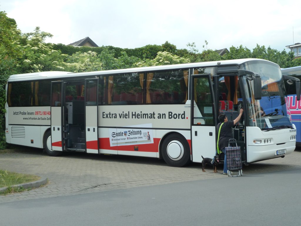 Neoplan als Werbetr�ger f�r die  SAALE-Zeitung  steht auf dem Busplatz in Fulda