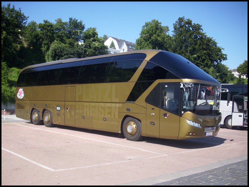 Neoplan Starliner von Platzl-Reisen aus �sterreich im Stadthafen Sassnitz.