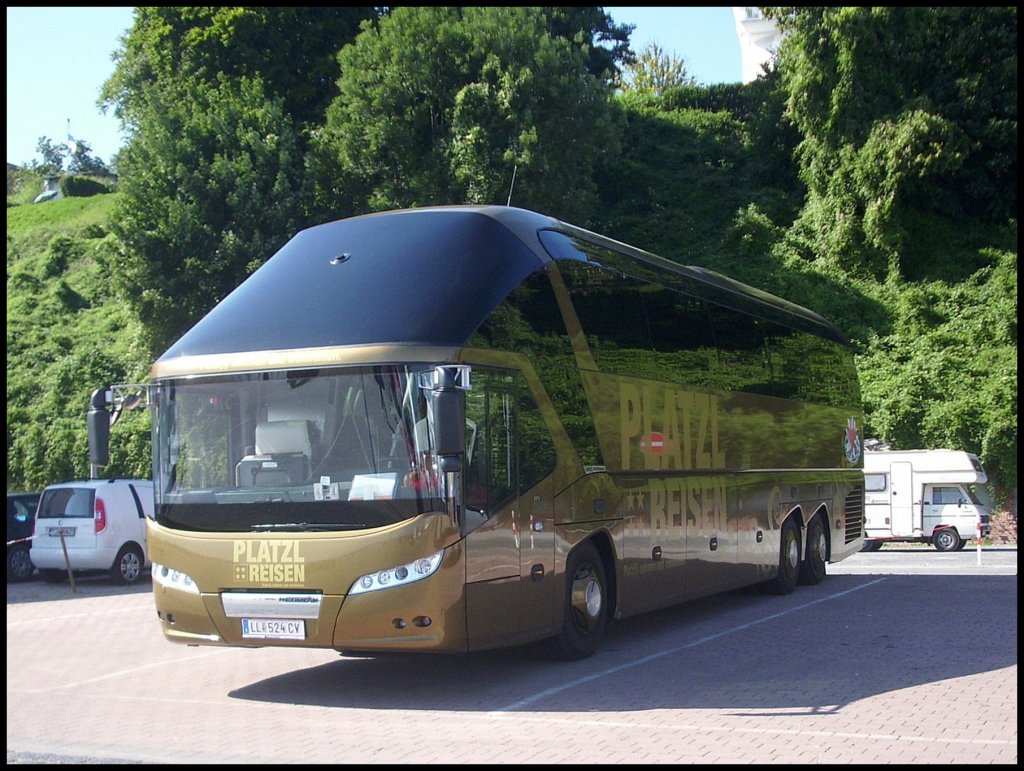 Neoplan Starliner von Platzl-Reisen aus �sterreich im Stadthafen Sassnitz.