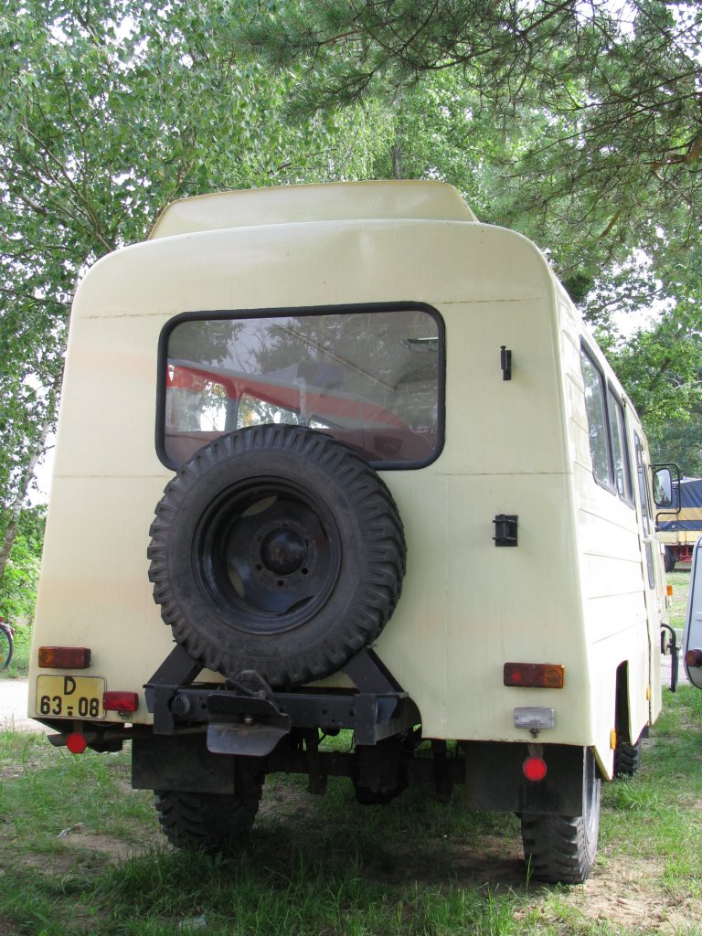 Omnibus ROBUR LD 3001 der ehem. Gesellschaft f�r Sport und Technik [GST] aus dem Bezirk Potsdam beim 13. Perleberger Oldtimer- und Milit�rfahrzeugtreffen, Flugplatz Perleberg [10.07.2011]
