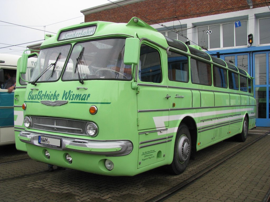 Reiseomnibus Ikarus 55 der  BusBetriebe Wismar  aus dem Landkreis Nordwestmecklenburg (NWM) anl��lich 130 Jahre Strba in Rostock [27.08.2011]