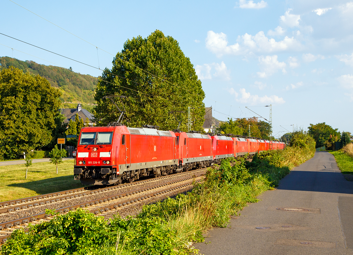 
10 auf einen Streich....oder ein sehr langer Lokzug der DB Cargo Deutschland AG.....

Von der 185 226-6 und 185 233-4 werden 8 weitere Loks, und zwar die 185 060-1, 152 142-6, 145 068-3, 152 057-6, 185 057-7, 185 310-0, 185 078-3, 185 351-4 und 185 168-2 am 31.08.2019 durch Leutesdorf (Rhein) in Richtung Norden gezogen.