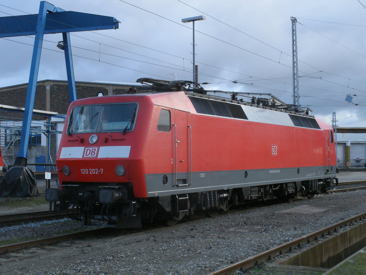 120 202,vom HanseExpress,am 17.Dezember 2011,im Heimatbw Rostock.