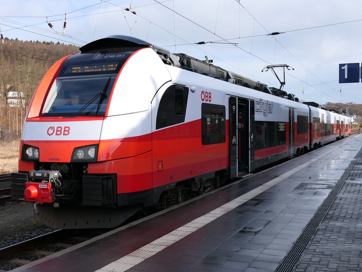 4746 051 der ÖBB (verliehen an ODEG) in Sassnitz.
