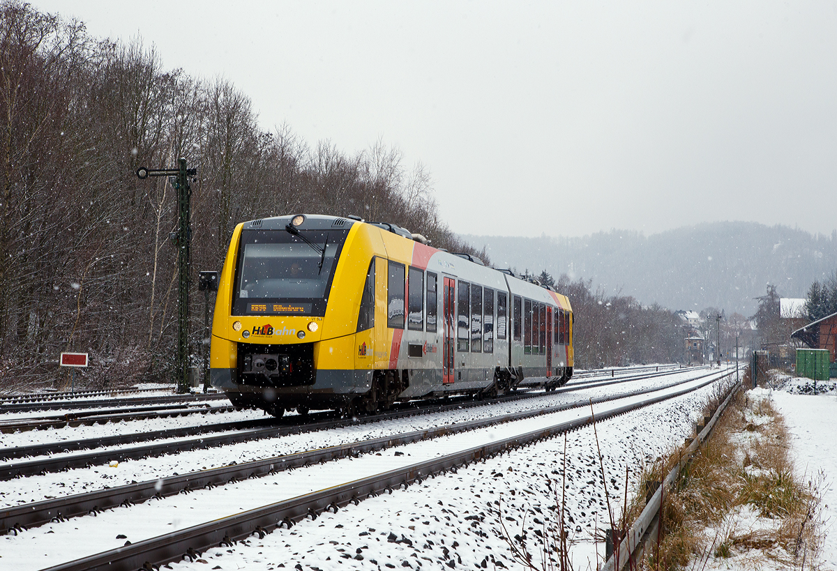 Bei leichtem Schneefall...
Der VT 504 (95 80 1648 104-5 D-HEB / 95 80 1648 604-4 D-HEB), ein Alstom Coradia LINT 41 der neuen Generation / neue Kopfform der HLB (Hessische Landesbahn GmbH), verlässt am 17.01.2021 bei leichtem Schneefall, als RB 96  Hellertalbahn  (Betzdorf - Herdorf - Neunkirchen - Haiger - Dillenburg), Umlauf 61779, den Bahnhof Herdorf. 