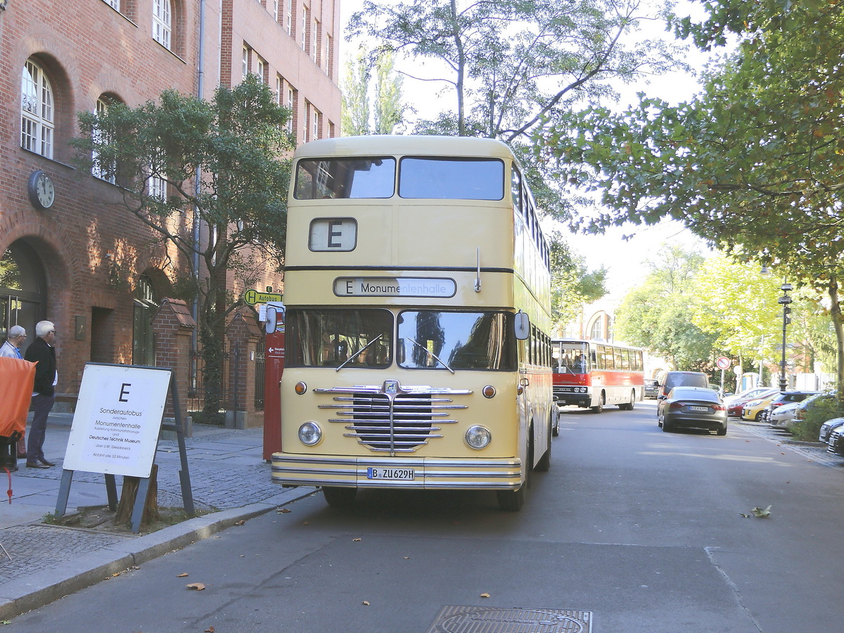 B�ssing D2U (Doppeldeckbus mit 2 Achsen und Unterflurmotor) der Traditionsbus GmbH Berlin am 30. September 2018 im Zubringerverkehr zwischen dem Deutschen Technikmuseum (Trebbiner Stra�e) und der Monumentenhalle.