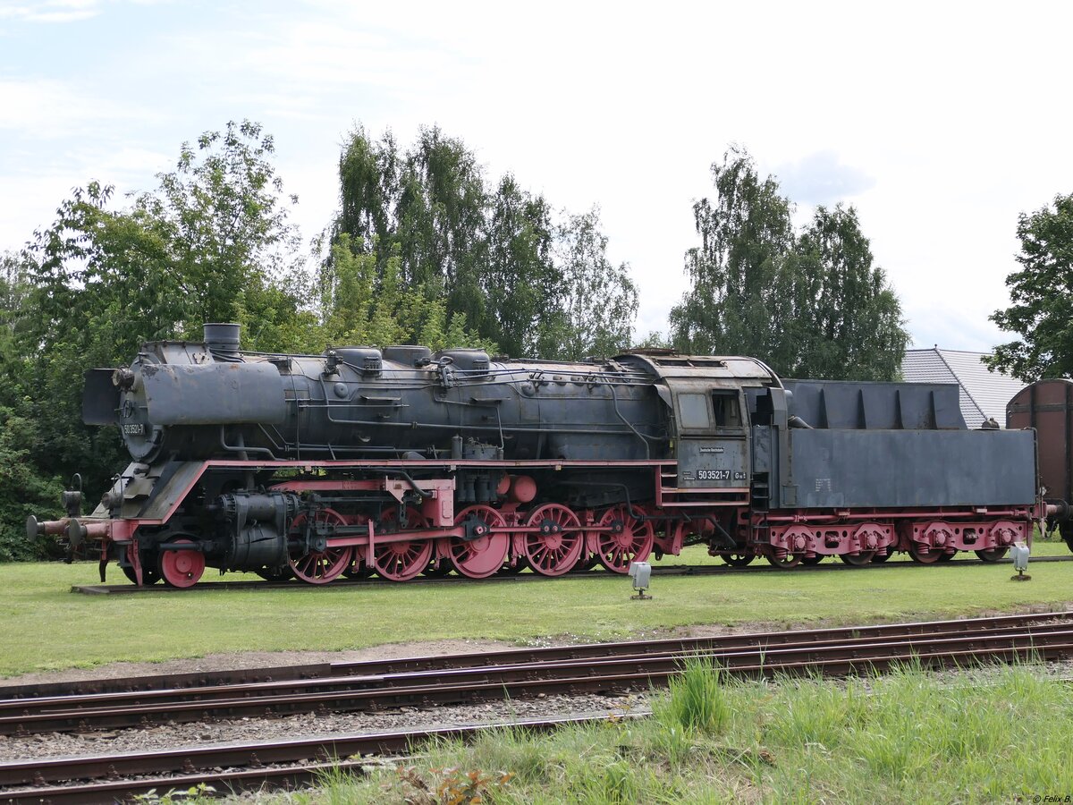 Dampflok 50 3521-7 als Denkmal-Lok am Eisenbahnhotel in Meyenburg.