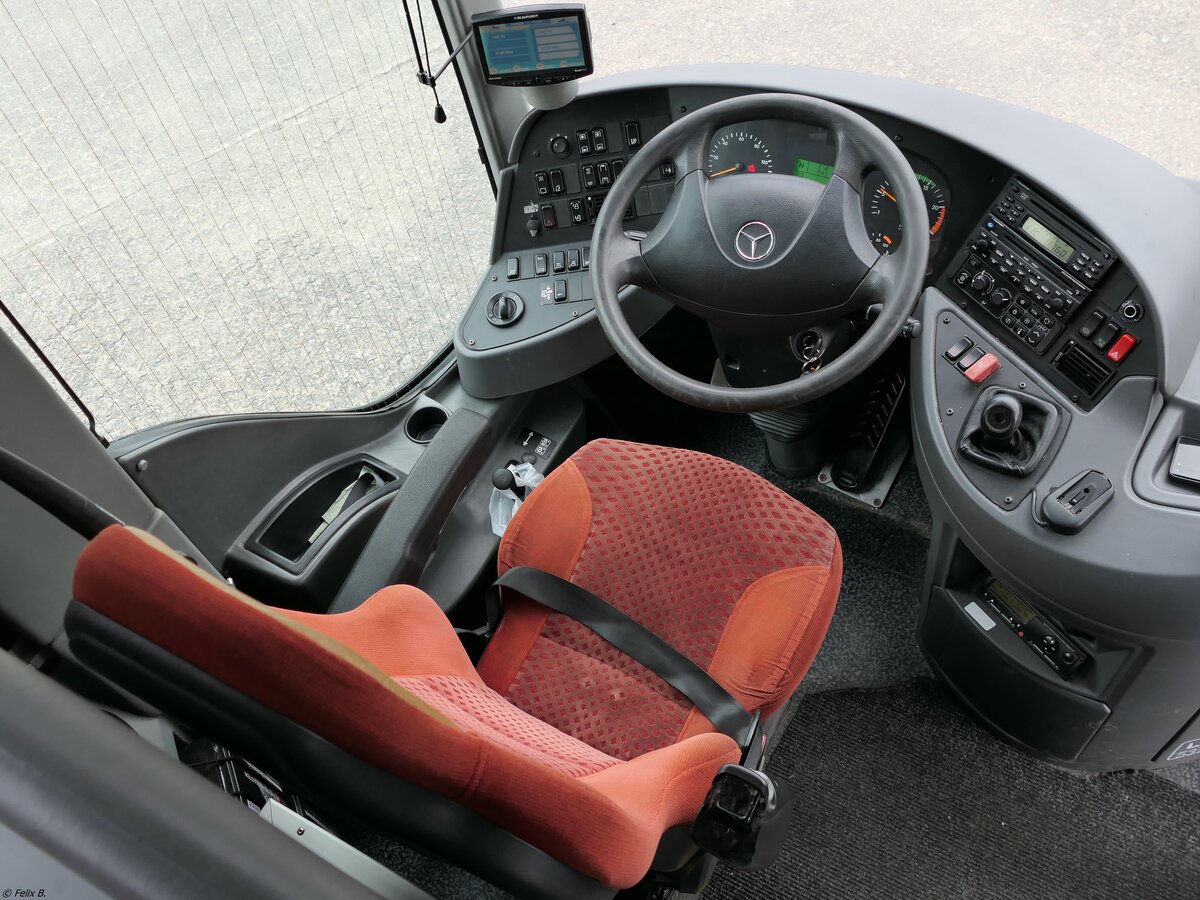 Der Fahrerarbeitsplatz eines Mercedes Tourismo von Becker-Strelitz Reisen aus Deutschland in Neubrandenburg.