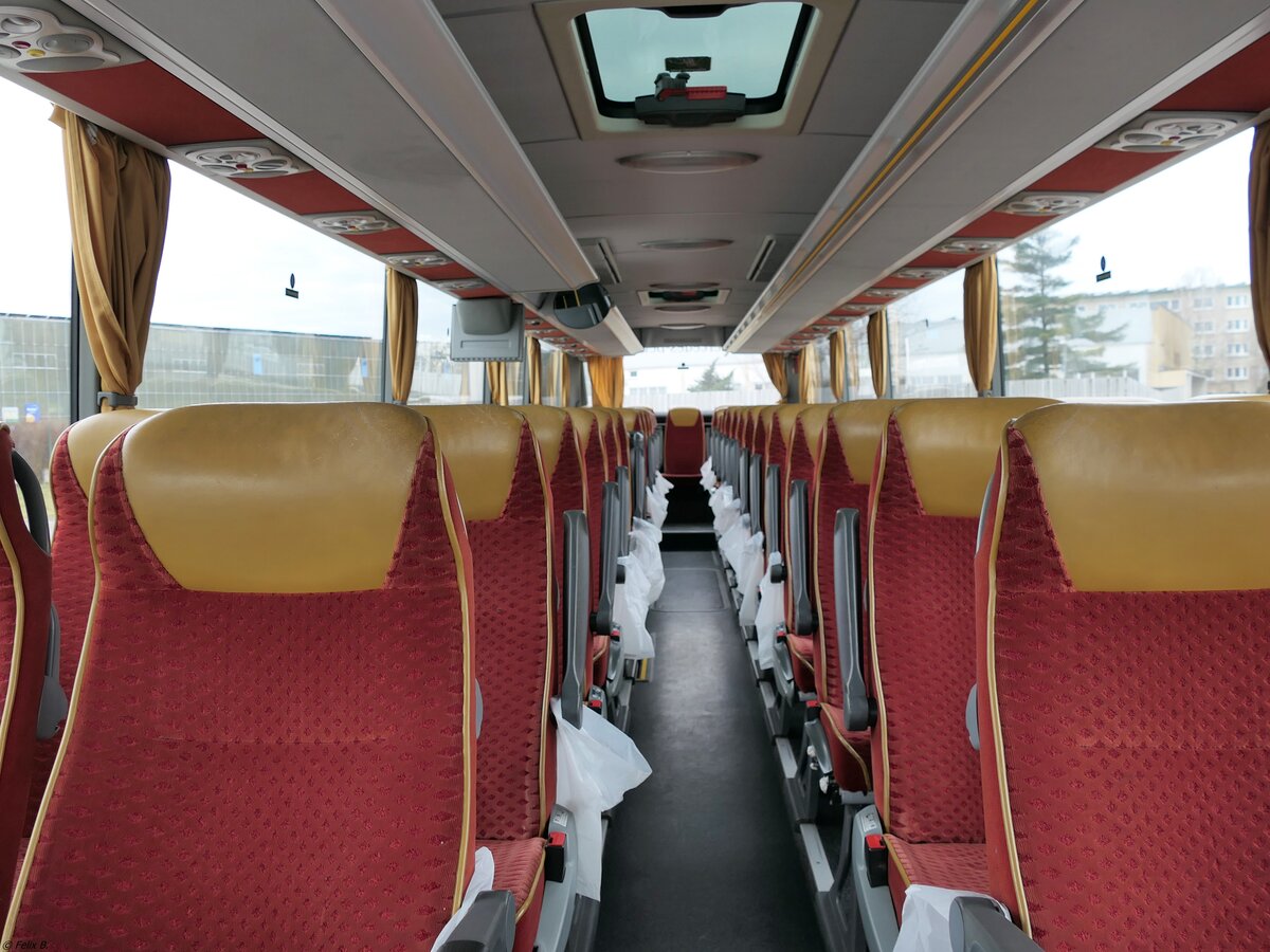 Der Fahrgastraum eines Mercedes Tourismo von Becker-Strelitz Reisen aus Deutschland in Neubrandenburg.