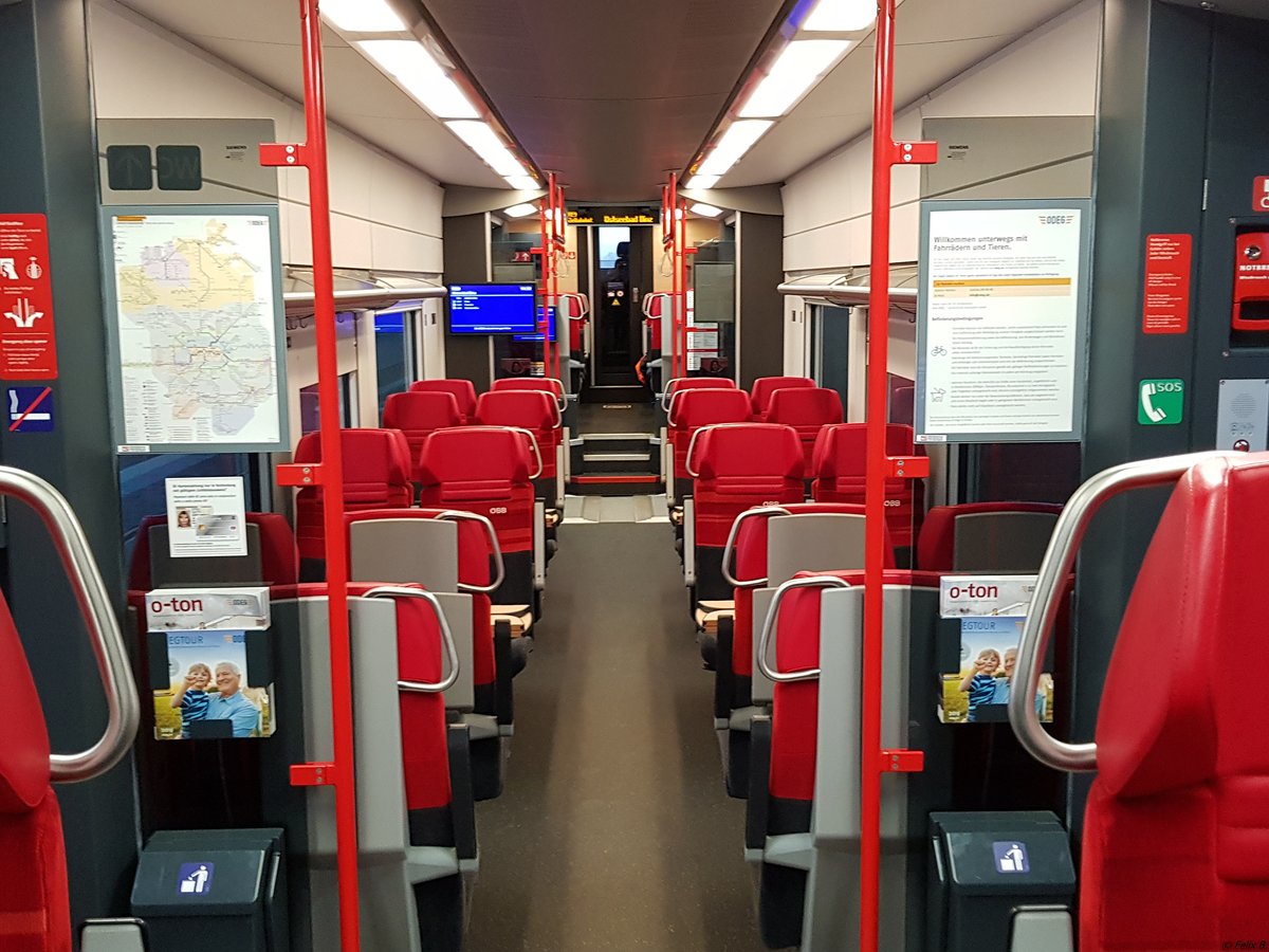 Der Innenraum der ÖBB Züge der Baureihe 4746 (verliehen an ODEG) in Binz.
