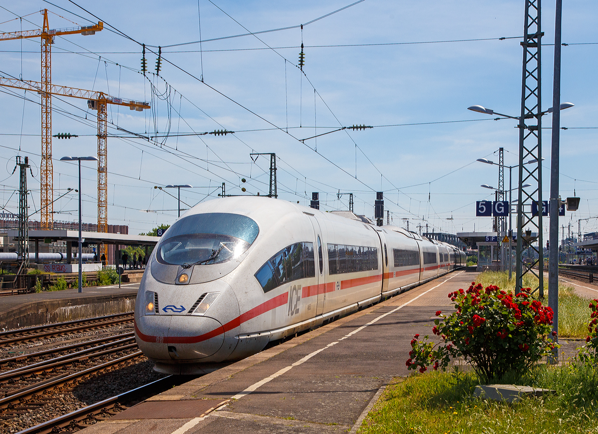 Der NS (Nederlandse Spoorwegen) ICE 3M Tz 4653 (93 80 5406 053-9 D-NS) fhrt am 01.06.2019 durch den Bahnhof Kln Messe/Deutz zum Hauptbahnhof Kln.