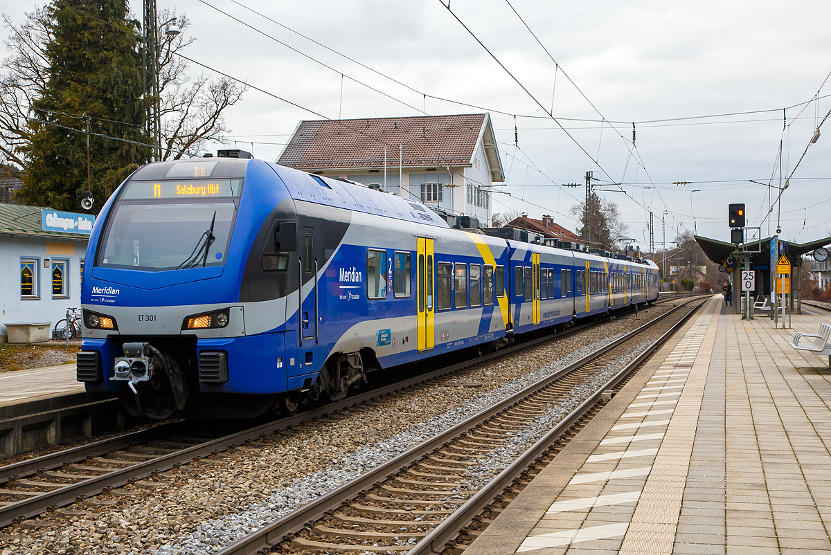 
Der sechsteilige Stadler FLIRT 3 - der Meridian ET 301 fährt am 28.12.2016 als M 79011 (München Hbf - Rosenheim - Salzburg Hbf) vom Bahnhof Prien am Chiemsee weiter in Richtung Satzburg. 

Meridian war die Marke für der Nahverkehrs-Zugangebot der zu Transdev gehörigen Bayerischen Oberlandbahn GmbH (BOB) unter dem von Ende 2013 bis 2020 Zugverbindungen von München nach Salzburg, Rosenheim, Kufstein und Holzkirchen betrieben wurden. Seit Juni 2020 verkehren diese Züge unter dem Markennamen Bayerische Regiobahn (BRB).