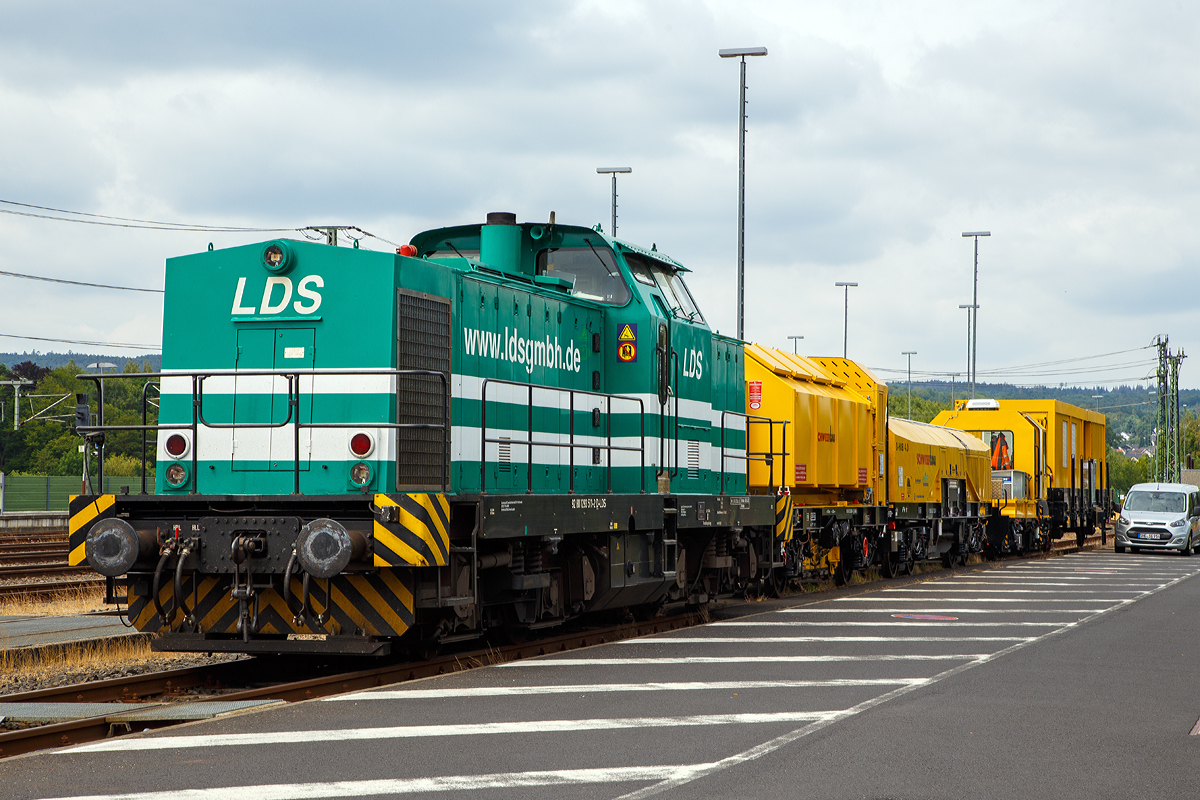 Die 293 511-2 (92 80 1293 511-2 D-LDS) des Eutiner Eisenbahnunternehmen LDS GmbH (LDS steht fr Logistik, Dienstleistungen und Service) steht am 07.07.2019 mit dem Drehhobel D-HOB 4.0 (D-HOB 2500) der Schweerbau beim ICE-Bahnhof Montabaur. Die LDS GmbH ist zentraler  Logistikdienstleister der Schweerbau.

Die Lok ist eine nach dem Umbaukonzept Baureihe 293 von ADtranz remotorisierte und modernisierte DR V 100 (Spenderfahrzeug ist nicht bekannt), sie wurde 2000 unter der Fabriknummer 72350 umgebaut. Seit 2003 ist sie bei der LDS.

Umbaukonzept Baureihe 293
ADtranz modernisierte zwischen 1995 und 2002 59 Loks zur Baureihe 293. Neben der Aufarbeitung der vorhandenen Aggregate erhielten auch diese Lokomotiven neue Motoren von Caterpillar oder MTU. Die Druckluftanlage wurde erneuert, ebenso die elektrische Steuerung. Neu war auch die hydraulisch angetriebene Khlanlage. Bei mehreren der Loks mussten neue Betriebsbcher angelegt werden, da die Ursprungslokomotive nicht feststellbar war. Zwei weitere Lokomotiven wurden durch verschiedene Werksttten nach diesem Konzept umgebaut.

TECHNISCHE DATEN::
Achsanordnung: B'B'
Spurweite: 1.435 mm
Lnge ber Puffer: 14.350 mm
Drehzapfenabstand: 7.000 mm
Gesamtachsstand: 9.300 mm
Hchstgeschwindigkeit 100 km/h
Motor: 12-Zylinder-4-takt-Dieselmotor mit Turbolader und Ladeluftkhlung 
Leistung:  1050 kW / 1428 PS 
Gewicht der Lok: 72 t
