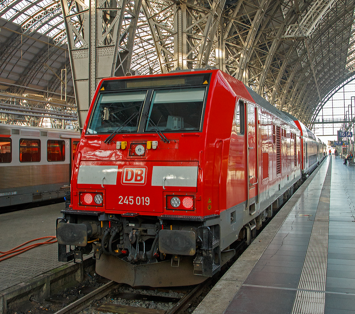 
Die DB Regio 245 019 (92 80 1245 019-5 D-DB) am 01.08.2019 mit einem Regionalzug im Hbf Frankfurt am Main.

Die TRAXX P160 DE ME wurde 2014 von der Bombardier Transportation GmbH in Kassel unter der Fabriknummer 35018 gebaut.

Die Lokomotiven der BR 245, vom Hersteller Bombardier als TRAXX P160 DE ME bezeichnet, sind vierachsige dieselelektrische ( ME ) Lokomotiven der Achsfolge Bo´Bo´ sind vorwiegend für den Personenverkehr, mit einer Höchstgeschwindigkeit bis zu160 km/h( P160 ), vorgesehen. Die Lok verfügen im Gegensatz zur Baureihe 246 (TRAXX P160 DE) nicht über einen Großdieselmotor, sondern über vier kleine Dieselmotoren und Generatoren ( ME  = Multi Engine). Die bei verschiedenen industriellen Anwendungen bereits eingesetzten, vier Dieselmotoren vom Typ CAT C18 ACERT besitzen eine Nennleistung von jeweils 563 kW (765 PS). Diese werden kostengünstig in großen Stückzahlen gefertigt und erfüllten bereits die EU-Abgasnorm der Stufe IIIB ohne aufwändige Nachentwicklungen.Durch das elektronisch gesteuerte Zu- und Abschalten einzelner Motoren im Betrieb soll Kraftstoff gespart, sowie eine gleichmäßige Abnutzung erreicht werden. Bei der ersten Serie der für die DB gelieferten Lokomotiven (245 001–020) wird das Abschalten einzelner Dieselmotoren betrieblich nicht benötigt, stattdessen wurde das Motor-Management verändert.

Über 70 Prozent der Bauteile sollen aus dem bestehenden Traxx-Programm stammen. Auch der Lokomotivkasten ist aus der Traxx-Familie abgeleitet. Die DB wählte die TRAXX P160 DE ME als Nachfolgemuster für die Baureihe 218 und schloss 2011 einen Rahmenvertrag mit BOMBARDIER über die Beschaffung von 200 Loks, die als Baureihe 245 geführt wurden, ab.

Als weiterer Vorteil gelten die leichte Austauschbarkeit der Motor-Generator-Einheiten sowie die hohe Ausfallsicherheit der Loks. Dabei wurde jeder Motor mit einem permanent erregten Generator in einem  Power Pack  zusammengefasst, das sich als komplette Einheit austauschen lässt. Auf jeder Fahrzeugseite sind zwei Power Packs angeordnet, der gesamte Maschinenraum ist von einem Mittelgang längs durchzogen.

TECHNISCHE DATEN der BR 245 DB Regio-Version:
Hersteller: Bombardier Transportation
Baujahre: ab 2012
Spurweite: 1.435 mm
Achsfolge: Bo´Bo´
Länge über Puffer: 18.900 mm
Drehzapfenabstand: 10.440 mm (virtuell)
Achsabstand im Drehgestell: 2.600 mm
Treibraddurchmesser: 1.250 mm (neu) / 1.170 mm (abgenutzt)
Breite: 2.977 mm
Höhe: 4.256 mm
Gewicht: 81 t (DB Version)
Radsatzlast: 21 t
Maximale Geschwindigkeit: 160 km/h
Anfahrzugkraft: 300 kN
Bremskraft: 150 kN
Kraftübertragung: dieselelektrisch
Leistung: 4 x 563 kW (765 PS) = 2.252 kW (3.062 PS)
Dieselmotore: 4 x 6-Zylinder Caterpillar CAT C18 ACERT
Tank: 2.700 l (bei DB Regio), DB SyltShuttle 4.230 l
Antrieb: Tatzlagerantrieb
Bauart der Bremsen: Druckluftbremse, Feststellbremse, Dynamische Bremse
