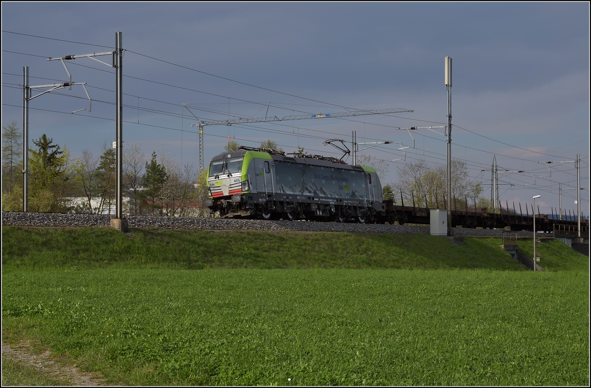 Die fast neue Re 475 405 der BLS in Othmarsingen. April 2017.