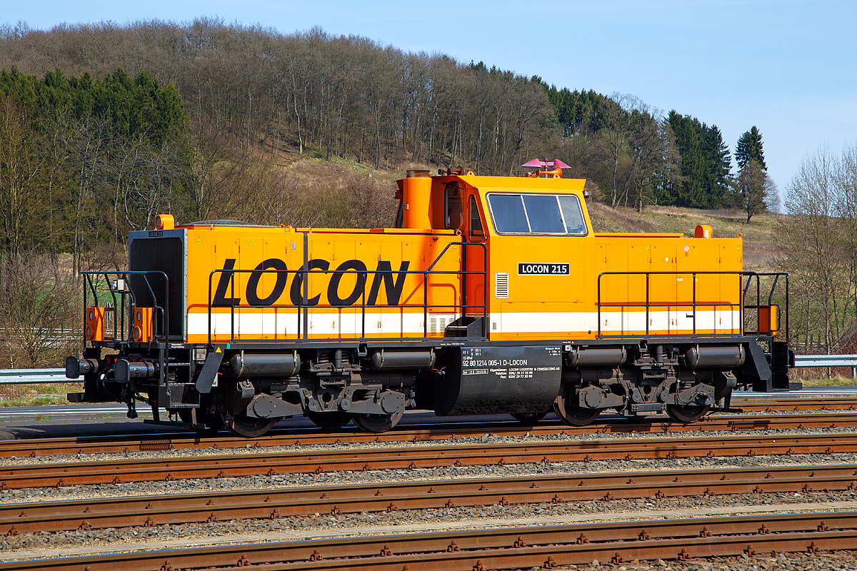 
Die LOCON 215 (92 80 1214 005-1 D-LOCON) der LOCON Logistik & Consulting AG, ex DB 262 005-2 (NVR: 92 80 1214 005-1 D-ALS), ex DB 212 250-5, ex DB V 100 2250, abgestellt am 25.03.2017 beim ICE-Bahnhof Montabaur. 

Die Spenderlok (eine V 100.20) wurde 1965 von MaK in Kiel unter der Fabriknummer 1000297 gebaut und als V 100 2250 an die Deutsche Bundesbahn geliefert. Zum 01.01.1968 erfolgte dann die Umzeichnung in DB 212 250-5, als diese fuhr sie bis zur Ausmusterung im Dezember 2001. Ende 2002 ging sie dann an ALSTOM Lokomotiven Service GmbH in Stendal. Im Jahr  2008 wurde sie dann von ALS und GLG gemäß Umbaukonzept BR 214 in die heutige 214 005-1 umgebaut. 2008 und 2009 war sie dann als Mietlok, als alias 262 005-2 bezeichnet jedoch mit der NVR-Nummer 92 80 1214 005-1 D-ALS, bei der Railion Deutschland AG bzw. DB Schenker Rail Deutschland AG, sowie bei der  DB Regio AG. Von 2010 bis 2013 war sie dann bei der an CC-Logistik als 262 005-2 bis sie dann im Juni 2013 an die LOCON ging. 

Das Umbaukonzept BR 214:
Mit der Gründung des Joint-Ventures ALSTOM Lokomotiven Service GmbH (ALS) wurden über 100 Loks des Typs V 100 (DB) in das Gemeinschaftsunternehmen (von ALSTOM und der Deutschen Bahn AG) eingebracht. Nachdem einige Loks verkauft werden konnten, verblieben rund 60 Maschinen, z.T. nur noch als Rahmen in Stendal. 

ALSTOM Lokomotiven Service GmbH (ALS) entstand aus dem Reichsbahnausbesserungswerk Stendal (kurz: Raw Stendal), nach der Wiedervereinigung wurde das Werk zum  Schienfahrzeugzentrum Stendal  der DB Regio AG. Aufgrund des geringeren eigenen Bedarfs kam es mehrfach zu Schließungsplänen. Schließlich entschloss sich die Deutsche Bahn AG zur Kooperation mit dem ALSTOM-Konzern im Rahmen eines Joint Venture. 

Gemeinsam mit der Gmeinder Lokomotivenfabrik GmbH (GLG) in Mosbach begann 2006 die Projektierung (Entwicklung) einer Lokomotive auf Basis des V 100.20-Fahrgestells unter Verwendung von Standard-Bauteilen für den Neuaufbau. Ende 2006 erfolgte die Beschlussfassung zur Durchführung des Projektes sowie ein Rahmenvertrag mit der GLG über die Lieferung von Hauptkomponenten wie z. B. Fahrerkabine, Steuerung, Bremsgerüst und Kühler. Zudem wurden die beiden ersten Loks bei GLG gefertigt. Die zwei entsprechenden Rahmen, der 212 196-0 und  212 197-8 (Jung Fabriknummer 13672 und 13673)  wurden im Januar 2007 per LKW von Stendal nach Mosbach überführt, im Sommer 2007 lief die Produktion weiterer Loks in Stendal an. Der Vertrag für zwei erste Loks wurde Anfang 2007 mit der NbE unterzeichnet, eine erste 214 wurde im Juni 2007 auf der Messe  transportlogistic  in München präsentiert. Die Bauartzulassung durch das Eisenbahnbundesamt wurde am 20. Mai 2008 erteilt, zugleich die Bezeichnung als Baureihe 1214 im EBA-Fahrzeugregister festgelegt. Für den Umbau werden nur die Rahmen und Drehgestelle bisheriger V 100 nach Aufarbeitung weiterverwendet.

Die Modernisierung der in Szenekreisen aufgrund der eckigen Formen als  Lego-Lok  bezeichneten Maschinen umfasst:
Einbau eines neuen, leistungsstarken Dieselmotors (Caterpillar V-8- Dieselmotor, vom Typ CAT 3508 B SC) mit zugehöriger Luftansaugung und Abgasanlage mit Partikelfilter
Einbau eines umgebauten und grundüberholten Strömungsgetriebes
Einbau einer neuen Kühlanlage
Einbau einer Hydrostatikanlage für den Antrieb des Kühlerlüfters und des Luftverdichters
Ersatz des Heizdampfkessels durch eine Vorwärmanlage
Einbau einer modernen Drucklufterzeugungsanlage mit Lufttrockner
Einbau einer modernen Druckluftbremsanlage
Umstellung der Bordelektrik von 110 V DC auf 24 V DC
Einbau einer elektronischen Loksteuerung und -überwachung (SPS Schneider Selectron) und optionaler Funkfernsteuerung
Einbau einer optionalen Zugsicherungsanlage I 60 R
Einbau einer optionalen Zugfunkanlage
Neubau des Führerhauses nach ergonomischen und designerischen Gesichtspunkten mit hohem Lärm- und Brandschutzniveau

Bisher wurden 36 Fahrzeuge umgebaut. Die DB bezeichnet die von ihr angemieteten Loks als Baureihe 262 (als Baureihe 214 bzw. 714 wurden ja bereits die Lokomotiven der Tunnelrettungszüge bezeichnet).

TECHNISCHE DATEN:
Spurweite: 1.435 mm (Normalspur)
Achsfolge:  B´B´
Länge über Puffer: 12.300 mm (12.500 über Rangierkupplung)
Drehzapfenabstand: 6.000 mm
Drehgestellachsstand: 2.200 mm
Größte Höhe über SOK: 4.260 mm
Breite: 3.100 mm
Treibraddurchmesser:  950 mm (neu) / 870 mm (abgenutzt)
abgenutzt
Dienstgewicht: 61 t
Höchstgeschwindigkeit: 100 km/h / Rangiergang 60 km/h
Motor: Caterpillar V-8-Viertakt-Dieselmotor mit Turboaufladung und Ladeluftkühlung, vom Typ CAT 3508 B SC
Motorhubraum:  34,5 l (Bohrung 170 mm x Hub 190 mm)
Motorgewicht: ca. 4.300 kg
Motornenndrehzahl : 1.800/min
Motorleistung:  970 kW
Antriebsleistung:  957 kW
Max. Anfahrzugkraft: 177 kN
kleinster befahrbarer Gleisbogen: 100 m
Bremse: KE-GP-mZ
Kraftstoffvorrat: 2.700 Liter