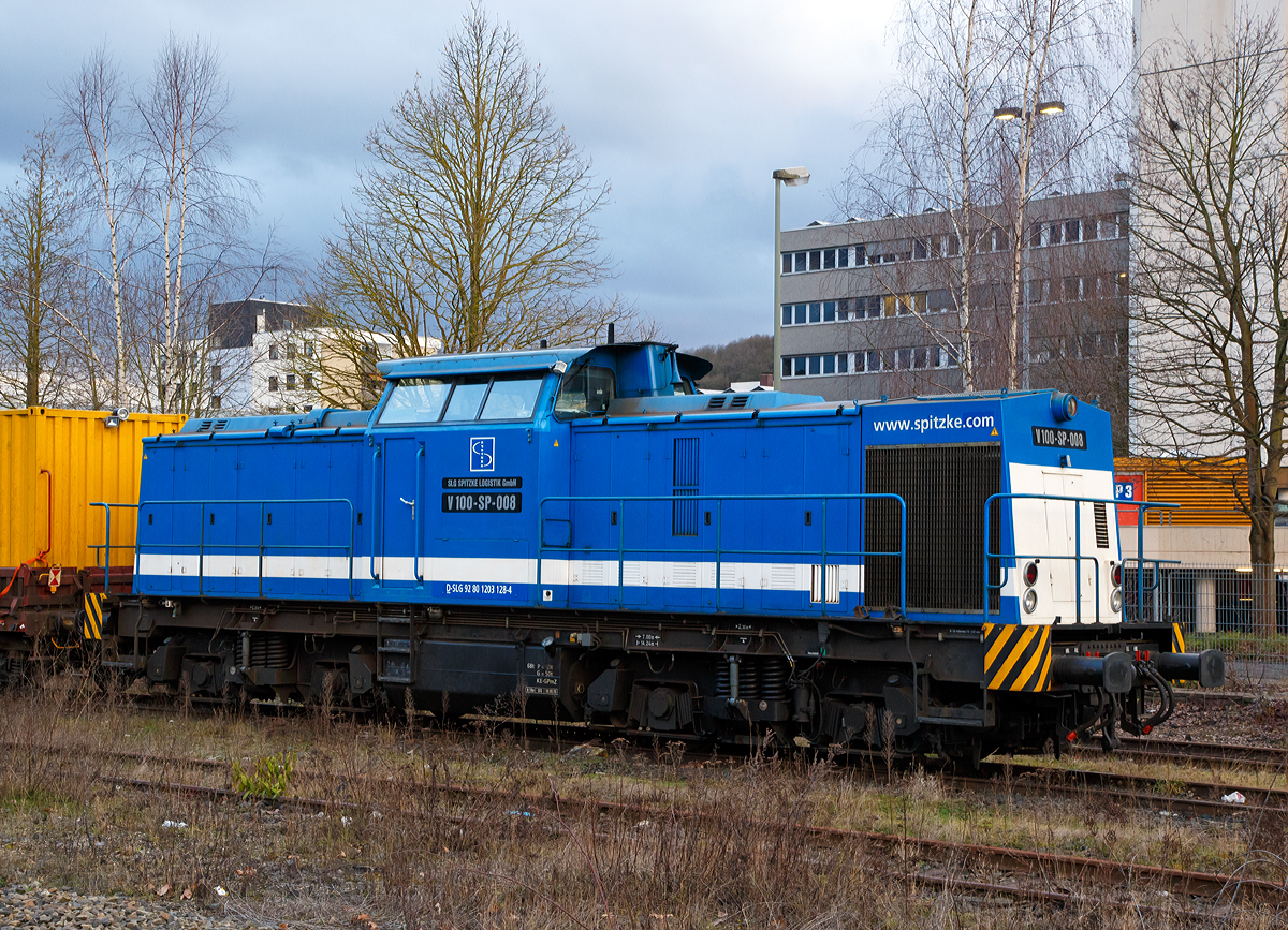 Die V 100-SP-008 (92 80 1203 128-4 D-SLG) der SLG Spitzke Logistik GmbH, ex DR 110 529-5, ex DR 112 529-3, ex DR 202 529-4, ex DB 202 529-4, ist am 08.02.2016, mit der Krupp-Gleisbohrramme, beim Bahnhof Siegen-Weidenau abgestellt.

Die V 100.1 wurde 1973 von LEW (VEB Lokomotivbau Elektrotechnische Werke „Hans Beimler“ Hennigsdorf) unter der Fabriknummer 13568 gebaut und an die DR als 110 529-5 ausgeliefert. Der Umbau in DR 112 529-3 erfolgte 1985, eine Umzeichnung in 202 529-4 erfolgte 1992 und 1994 ging sie dann mit in die DB über. Die z-Stellung und Ausmusterung erfolgten 1997/1998. Dann ging sie zur SFZ - Schienenfahrzeugzentrum Stendal, ab 01.11.2002 ALS - ALSTOM Lokomotiven Service GmbH, dort wurde sie auch 
gemäß Umbaukonzept BR 203.1 umgebaut. Seit dem 20.07.2007 fährt sie nun für die SLG - Spitzke Logistik GmbH in Großbeeren als V 100-SP-008 (80 1203 128-4 D-SLG).

Technische Daten:
Spurweite: 1.435 mm (Normalspur)
Achsanordnung: B'B' 
Länge über Puffer: 13.945 mm
Radsatzabstand im Drehgestell: 2.300mm
Drehzapfenabstand: 7.000mm
Kleinster befahrbarer Gleisbogenradius: 100m
Dienstgewicht: 69 t
Leistungsübertragung: dieselhydraulisch
Höchstgeschwindigkeit: 100 km/h
Kleinste Dauerfahrgeschwindigkeit: 11,1 km/h

Motortyp: Caterpillar 3512 B DI-TA
Motorart: 12-Zylinder-Dieselmotor mit Direkteinspritzung, Abgasturbolader und Ladeluftkühlung
Motorleitung: 1.305 kW (1.775 PS) bei 1.600 U/min
Hubraum: 51,8 l (Bohrung-Ø 170 x Hub 190 mm)
Motorgewicht: 6.537 kg
Getriebe: Voith Strömungsgetriebe GSR 30/5,7