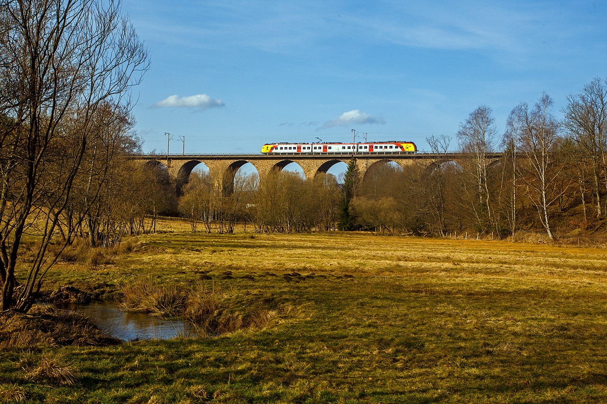 Ein dreiteiliger Alstom Coradia Continental (ET 3xx) der Baureihe 1440 der HLB (Hessische Landesbahn) fährt am 23.02.2021, als RB 95  Sieg-Dill-Bahn   Siegen - Dillenburg, über den Rudersdorfer Viadukt in Richtung Dillenburg.