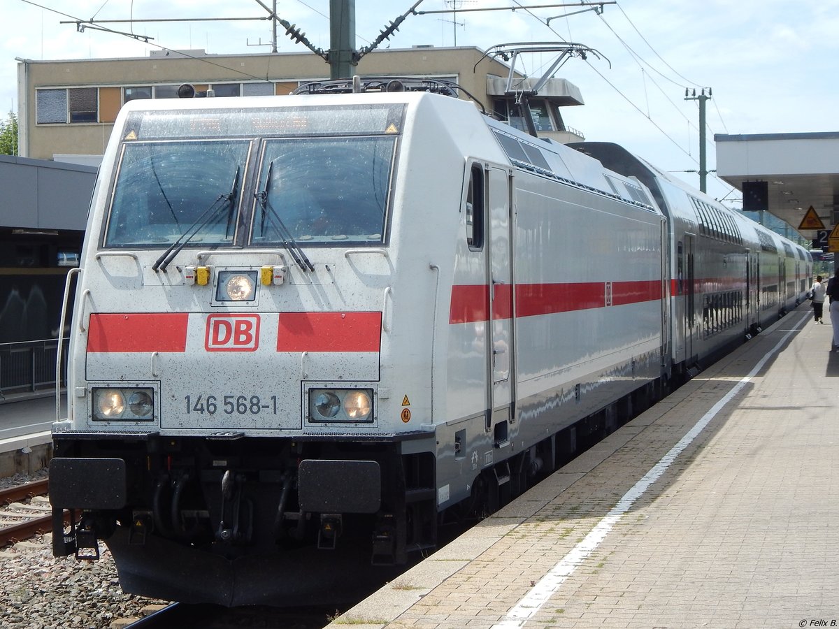 Ein IC 2 mit der Lok 146 568-1 in Böblingen.