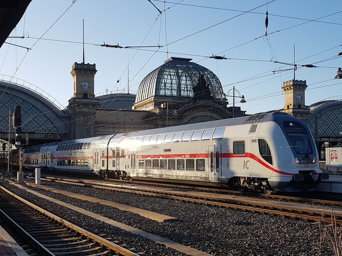 Ein IC2 bei der Ausfahrt aus dem Dresdner Hauptbahnhof.