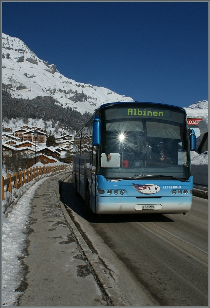 Ein LLB Bus verl�sst Leukerbad Richtung Leuk.
06.02.2012
