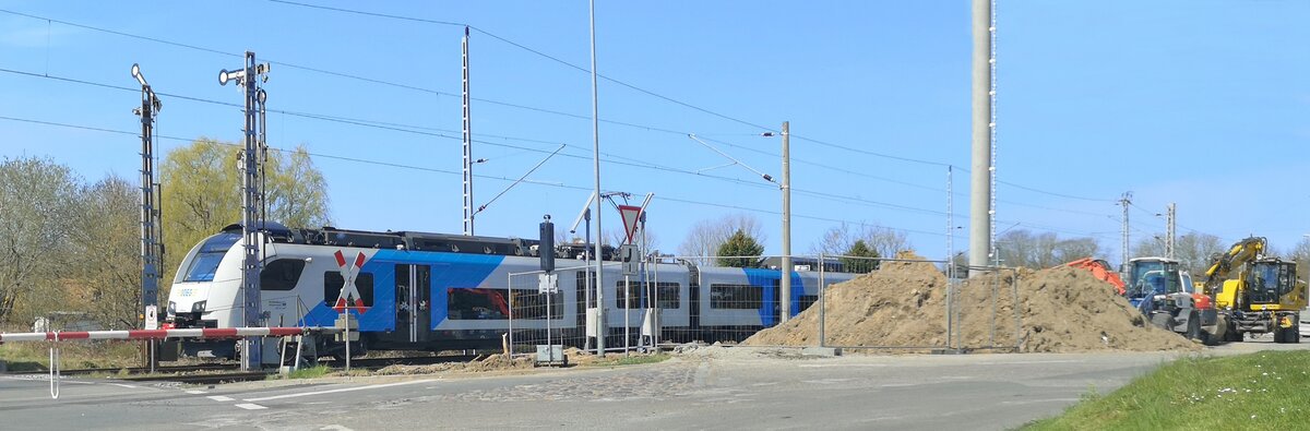 Ein Zug der BR 4746 der ODEG beim Durchfahren der Baustelle in Sassnitz-Lancken.