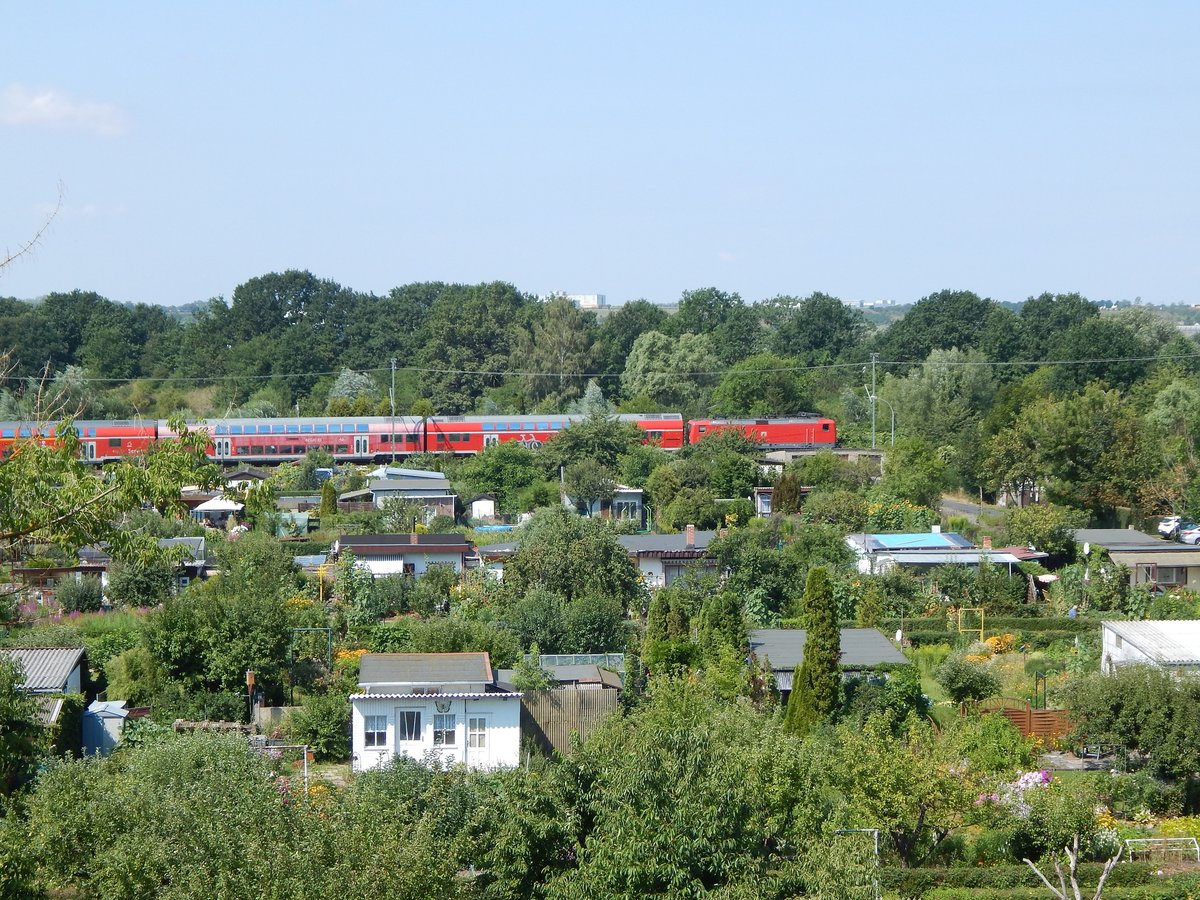 Eine Lok der Baureihe 112 mit einigen DoSto Wagen nach Stralsund in Neubrandenburg.