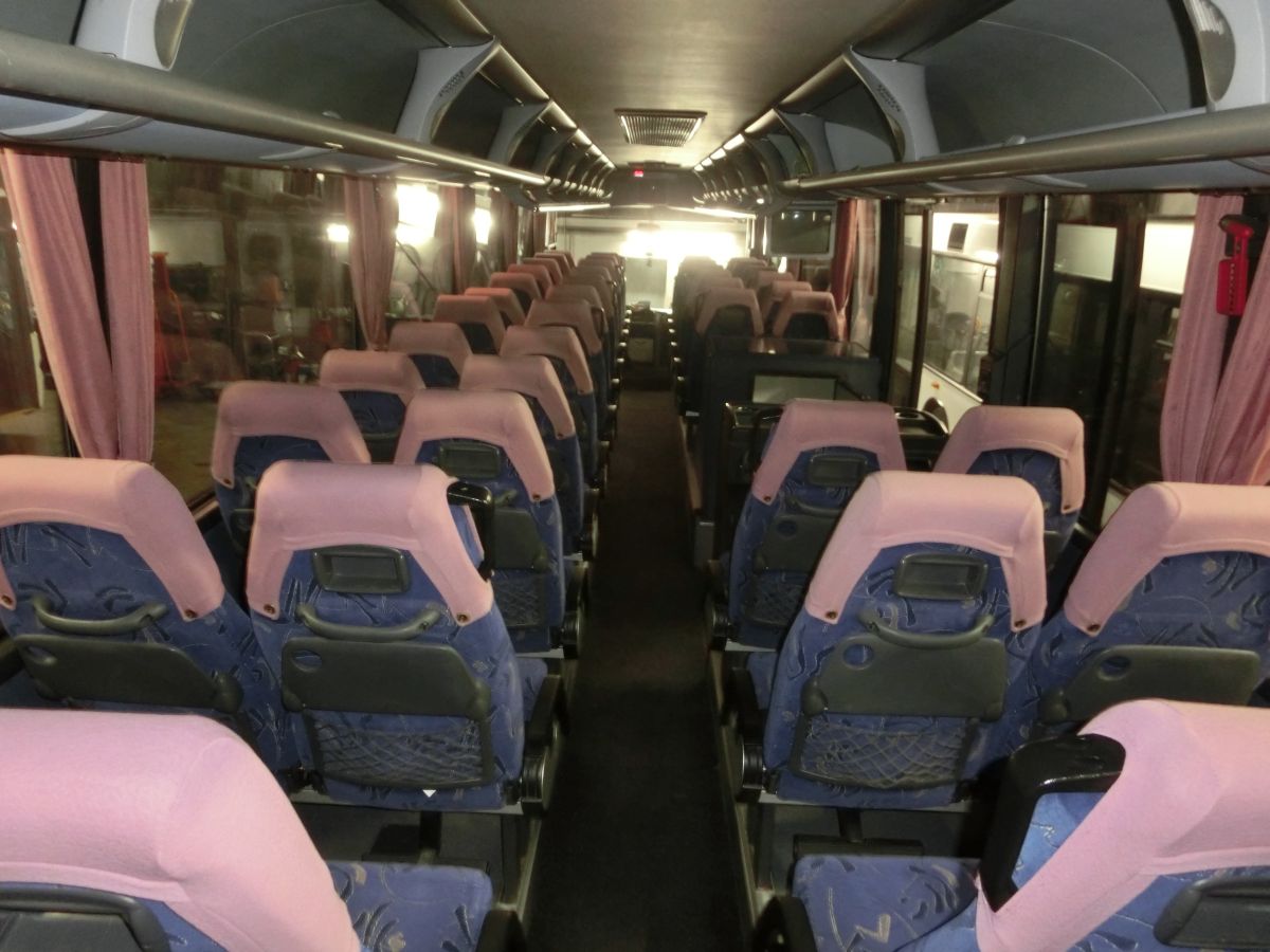 Innenraum des Neoplan Euroliner N 3316/3 �L von Steinm�ller Reisen, Waldkraiburg (heute: Hofstetter Reisen, Bad Endorf). Zur Innenausstattung geh�ren Schlafsitze von VogelSitze, davon 55 St�ck (zzgl. Reiseleitersitz) sowie zwei TV-Monitore, Bordk�che und Toilette.