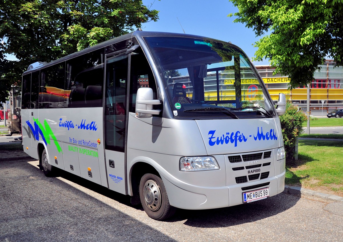 Kleinbus IVECO RAPIDO von ZW�LFER Reisen aus �sterreich am 29.5.2013 in Krems an der Donau.