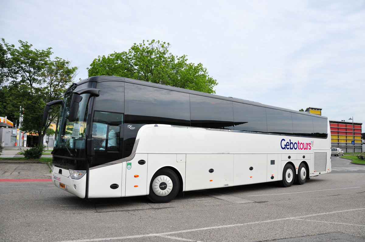 Mercedes Tourismo von Goly� Tours aus Ungarn in Krems gesehen.