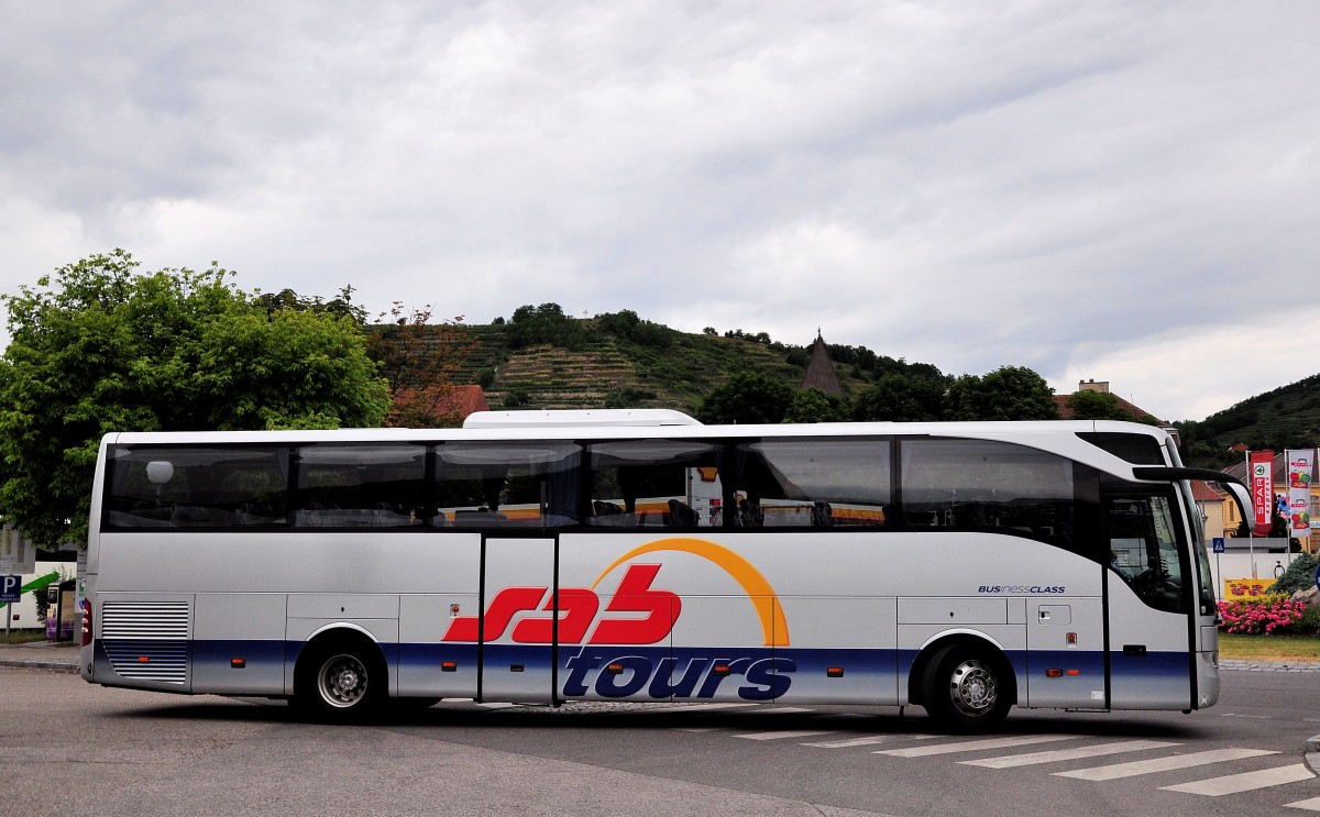Mercedes Tourismo von SAB tours aus �sterreich im Juni 2015 in Krems gesehen.
