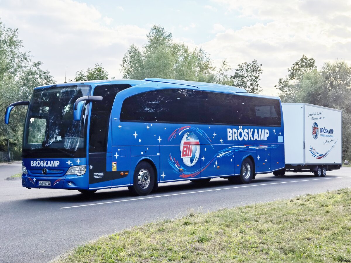 Mercedes Travego von Bröskamp aus Deutschland mit Anhänger in Plau am See.