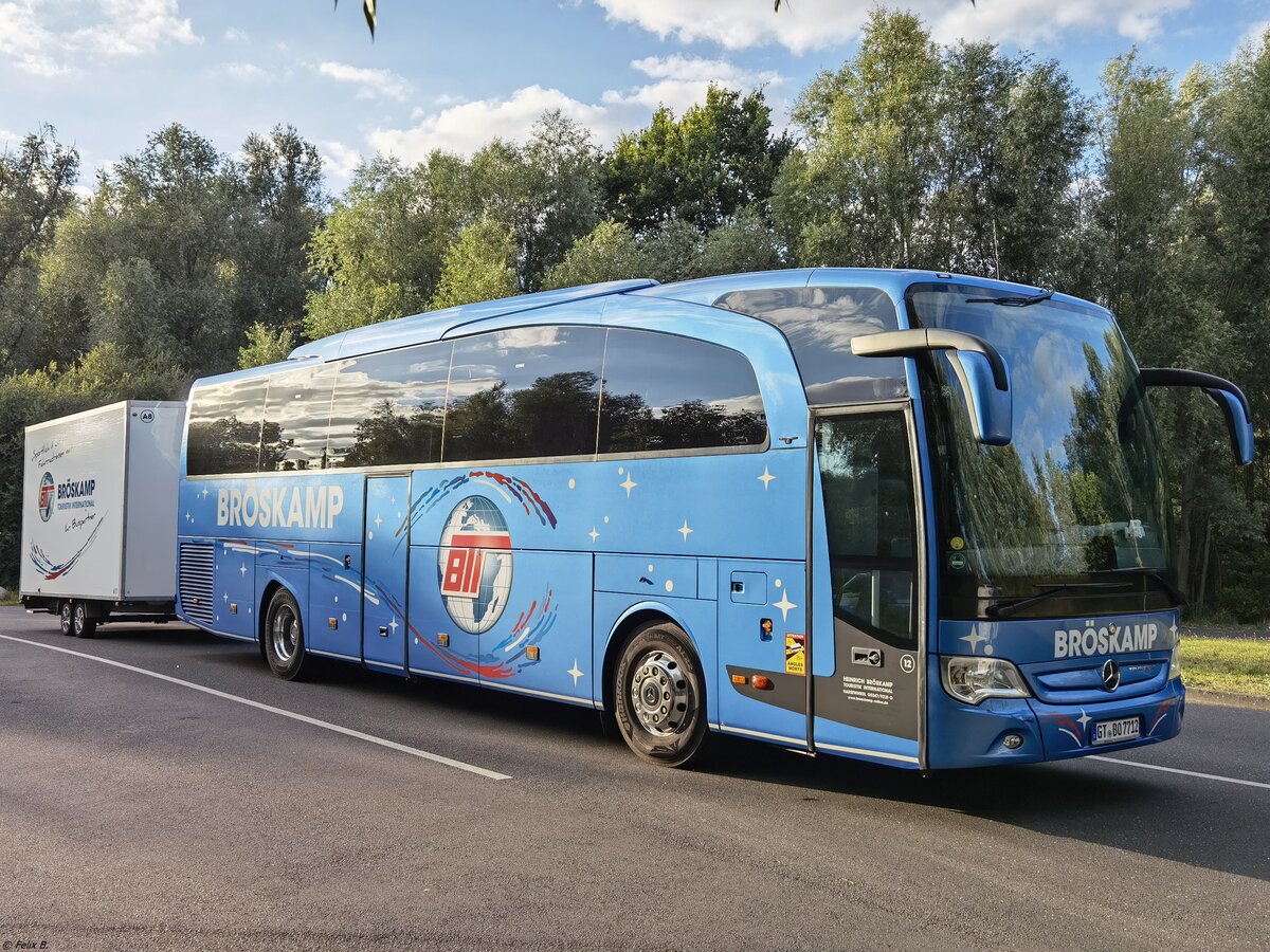 Mercedes Travego von Bröskamp aus Deutschland mit Anhänger in Plau am See.
