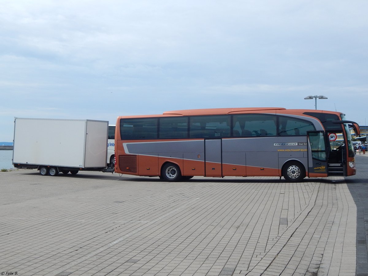 Mercedes Travego von Holtkamp-Busreisen aus Deutschland mit Anhänger im Stadthafen Sassnitz.