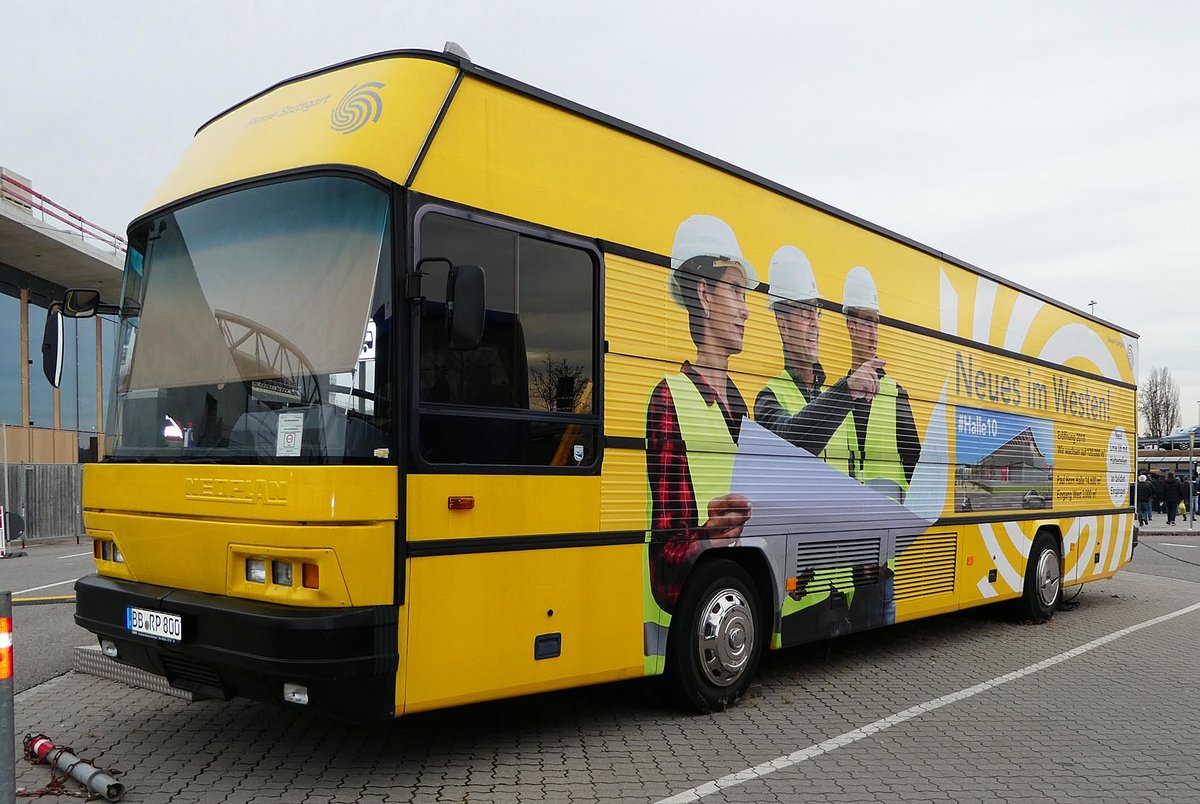 Neoplan als Werbetr�ger f�r die  Messe Stuttgart  abgestellt am dortigen Messegel�nde im M�rz 2017